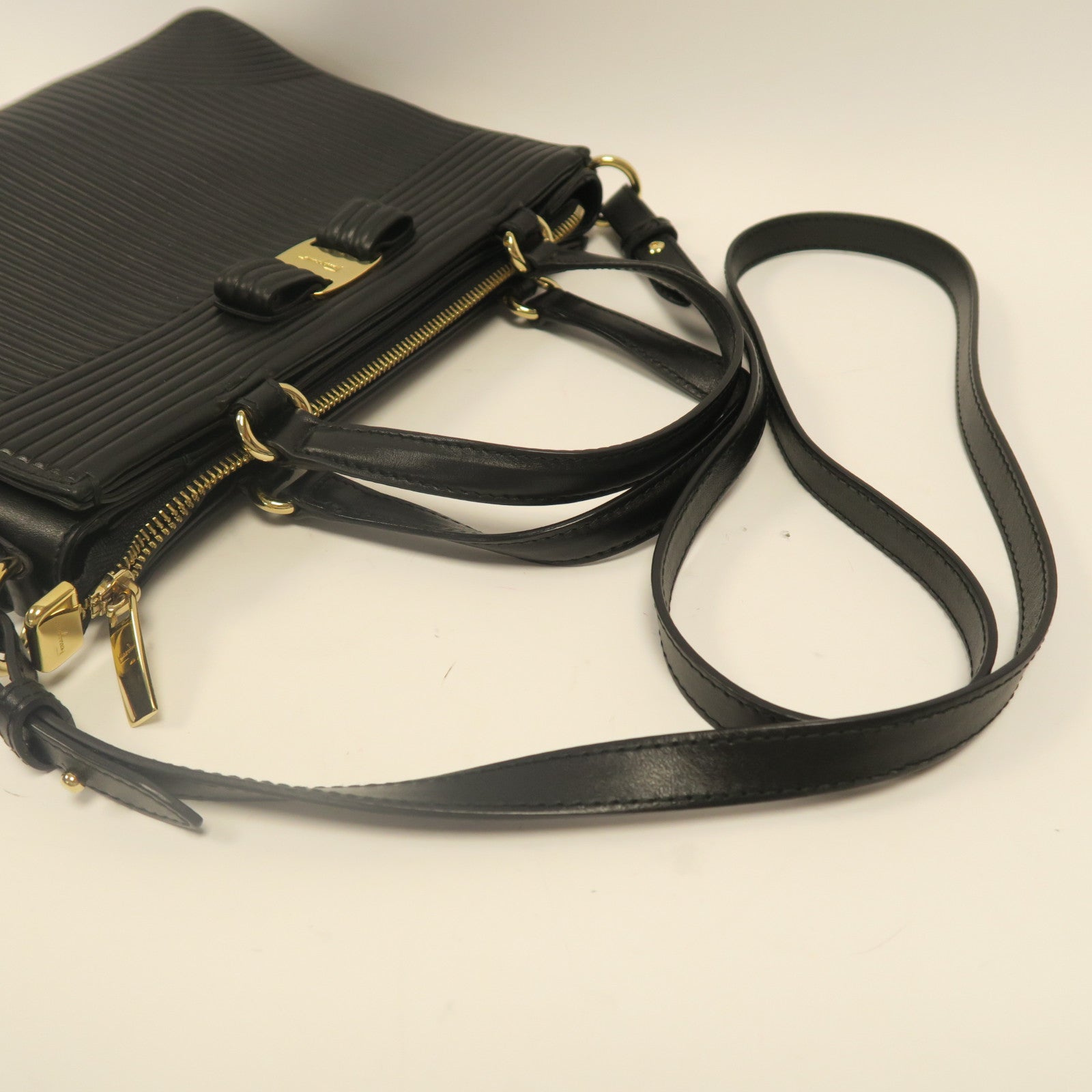 Salvatore Ferragamo 【激減優惠】牛皮皮革Shoulder Bag金扣手挽肩背兩用袋黑色