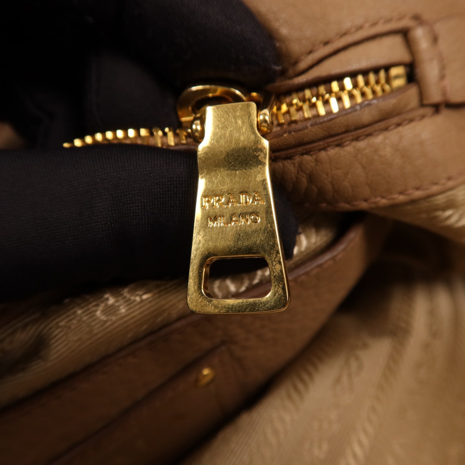 PRADA 牛皮皮革Shoulder Bag金扣肩背袋
