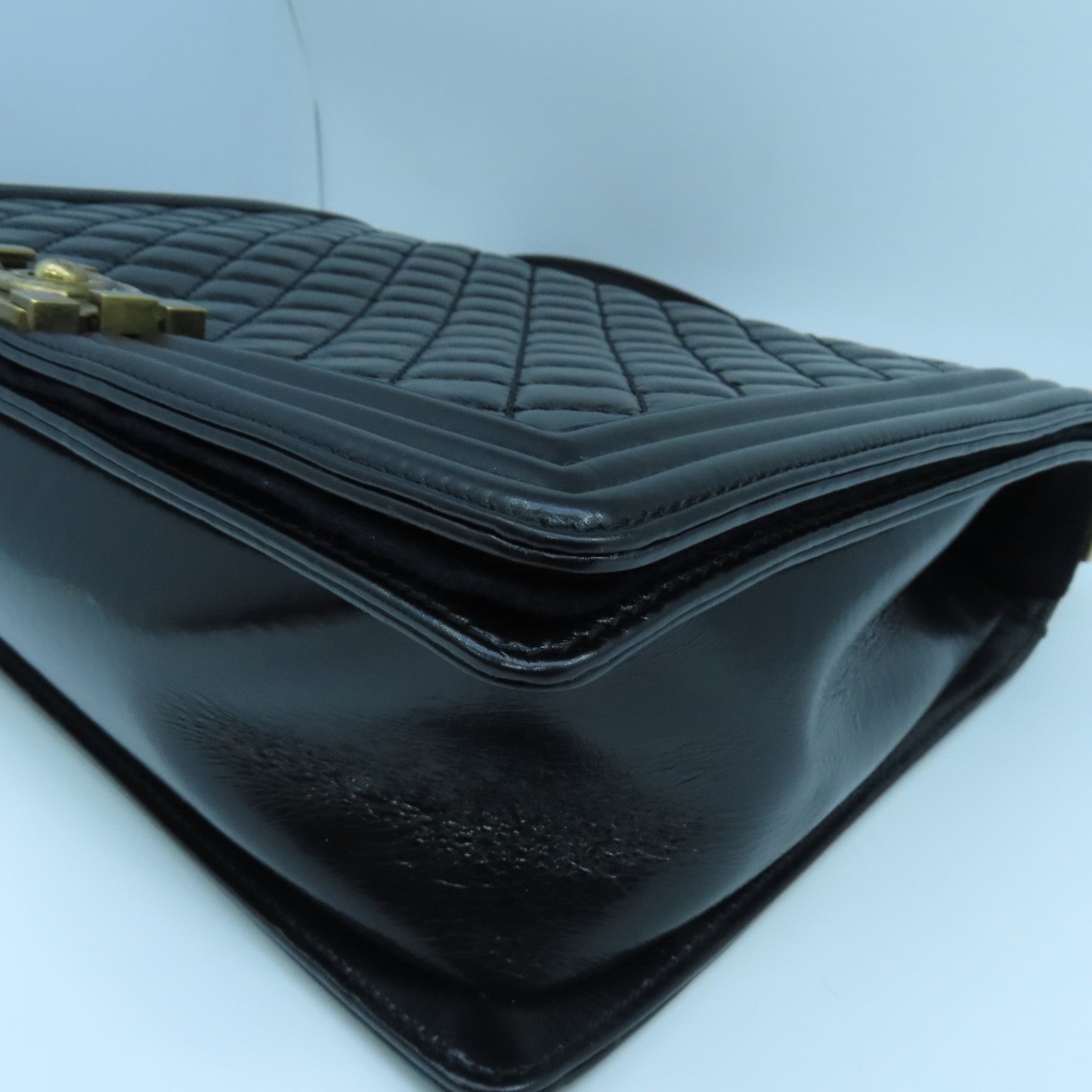 CHANEL 【清倉大減價】菱格牛皮皮革Boy 28cm金扣鏈帶肩背袋黑色