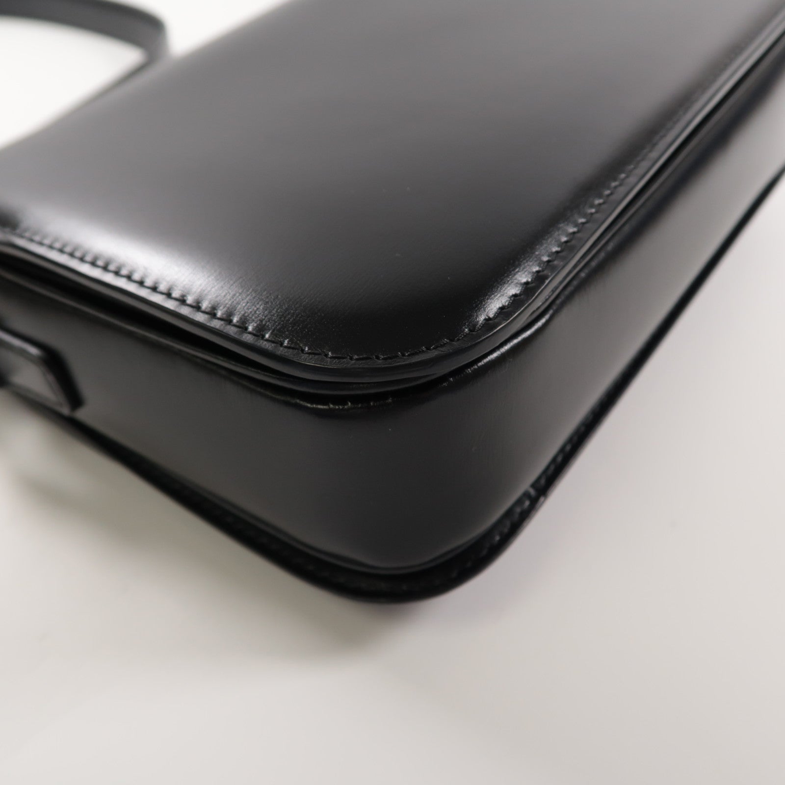 CELINE 牛皮皮革Classique Triomphe金扣肩背袋黑色