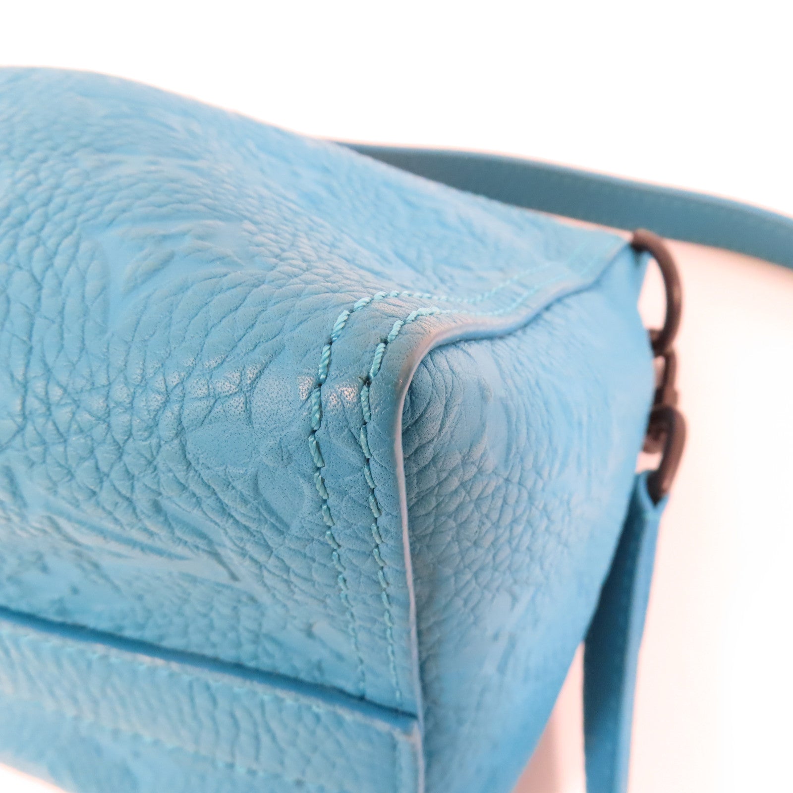 LOUIS VUITTON Taurillon Monogram Triangle肩背袋藍色