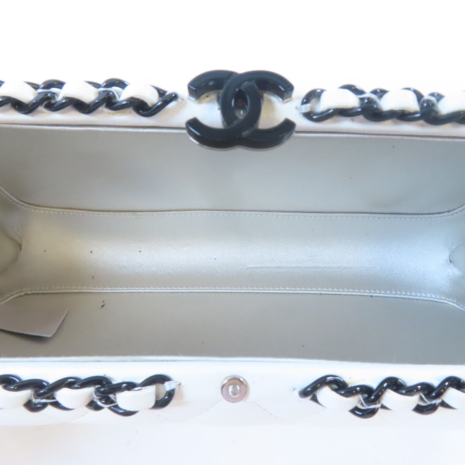CHANEL 【激減優惠】菱格羊皮皮革Pouch Shoulder鏈帶肩背袋白色