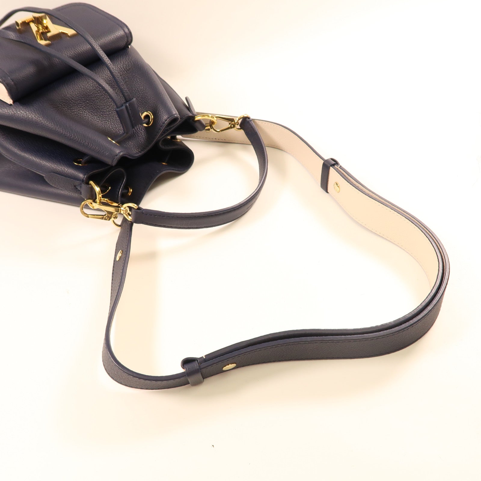 LOUIS VUITTON 牛皮皮革Lock Me金扣手挽肩背兩用袋深藍色/白色