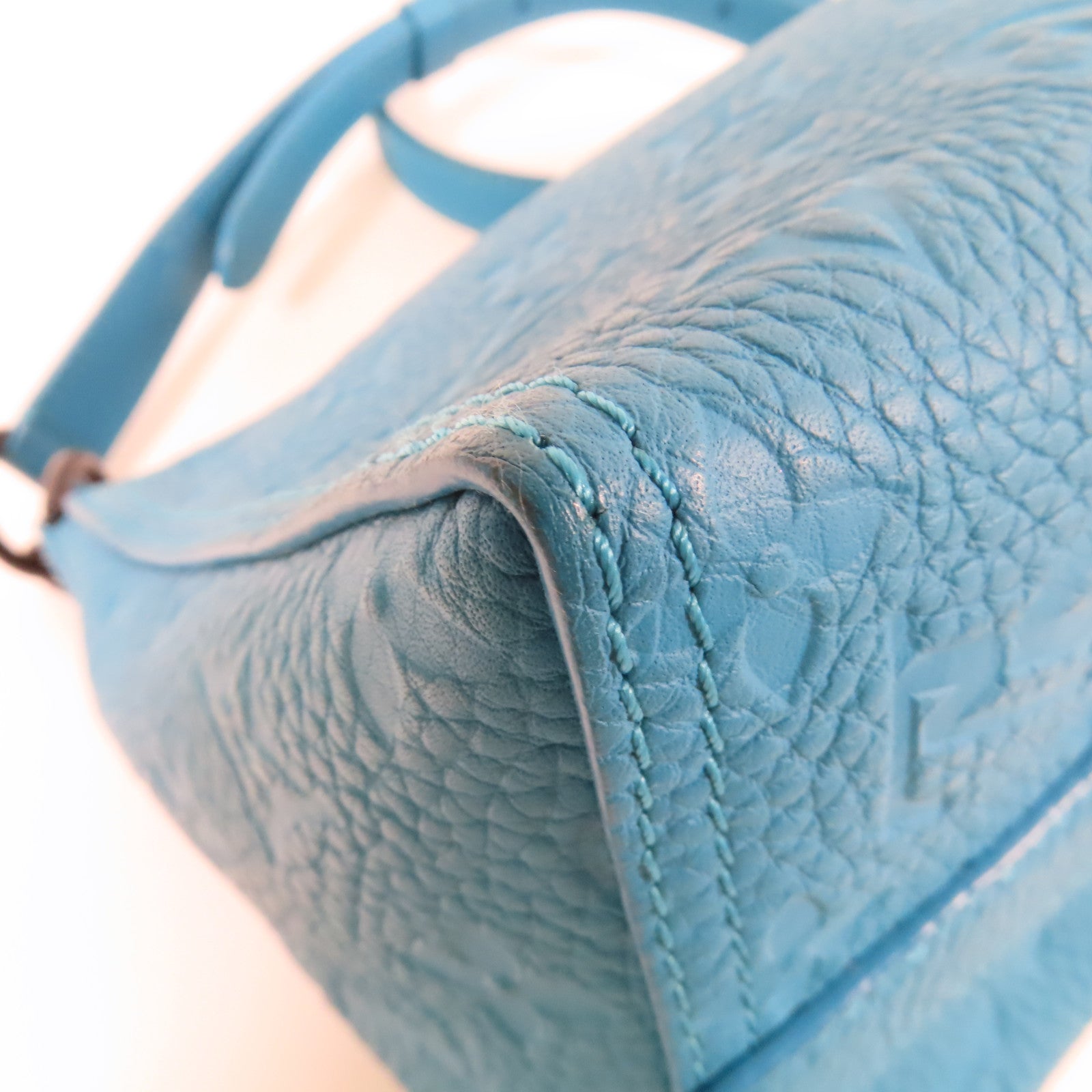 LOUIS VUITTON Taurillon Monogram Triangle肩背袋藍色