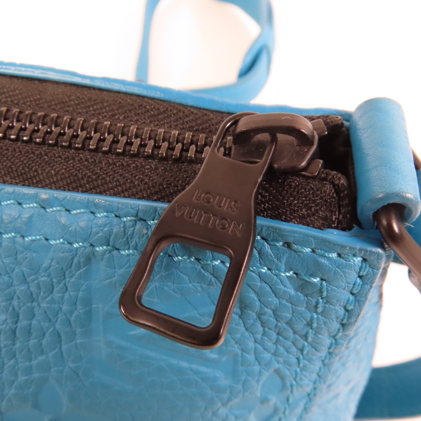 LOUIS VUITTON Taurillon Monogram Triangle肩背袋藍色