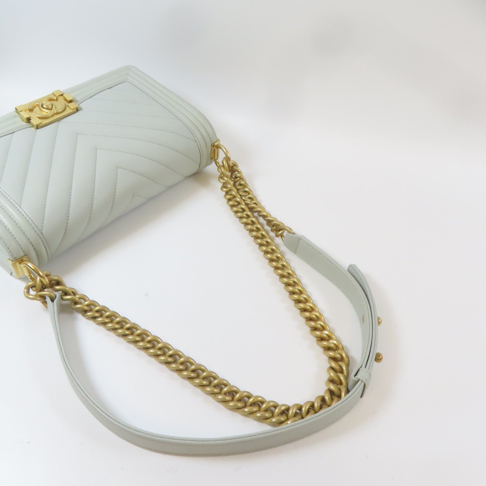 CHANEL 【激減優惠】斜紋Caviar皮革Boy金扣肩背袋灰色