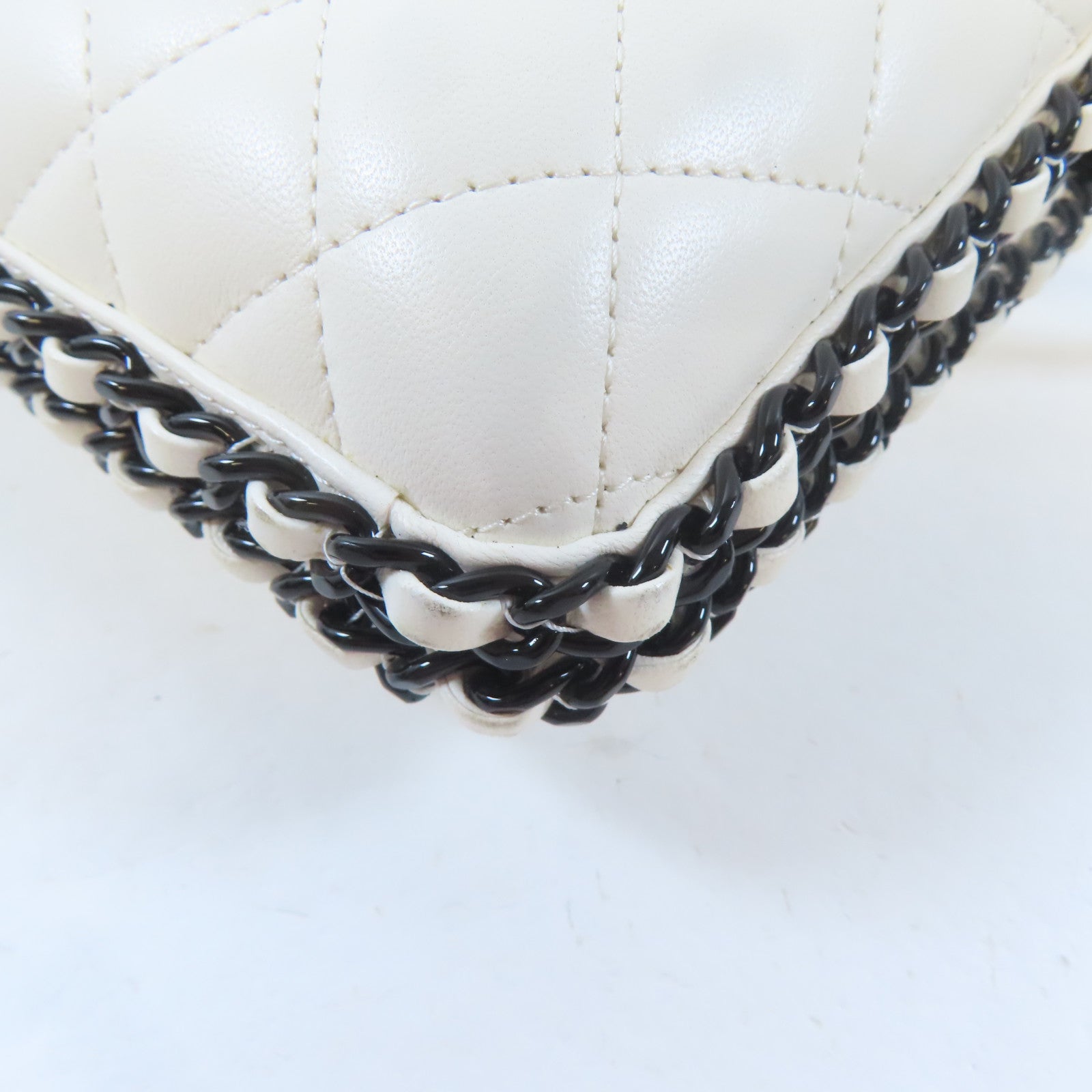 CHANEL 【激減優惠】菱格羊皮皮革Pouch Shoulder鏈帶肩背袋白色