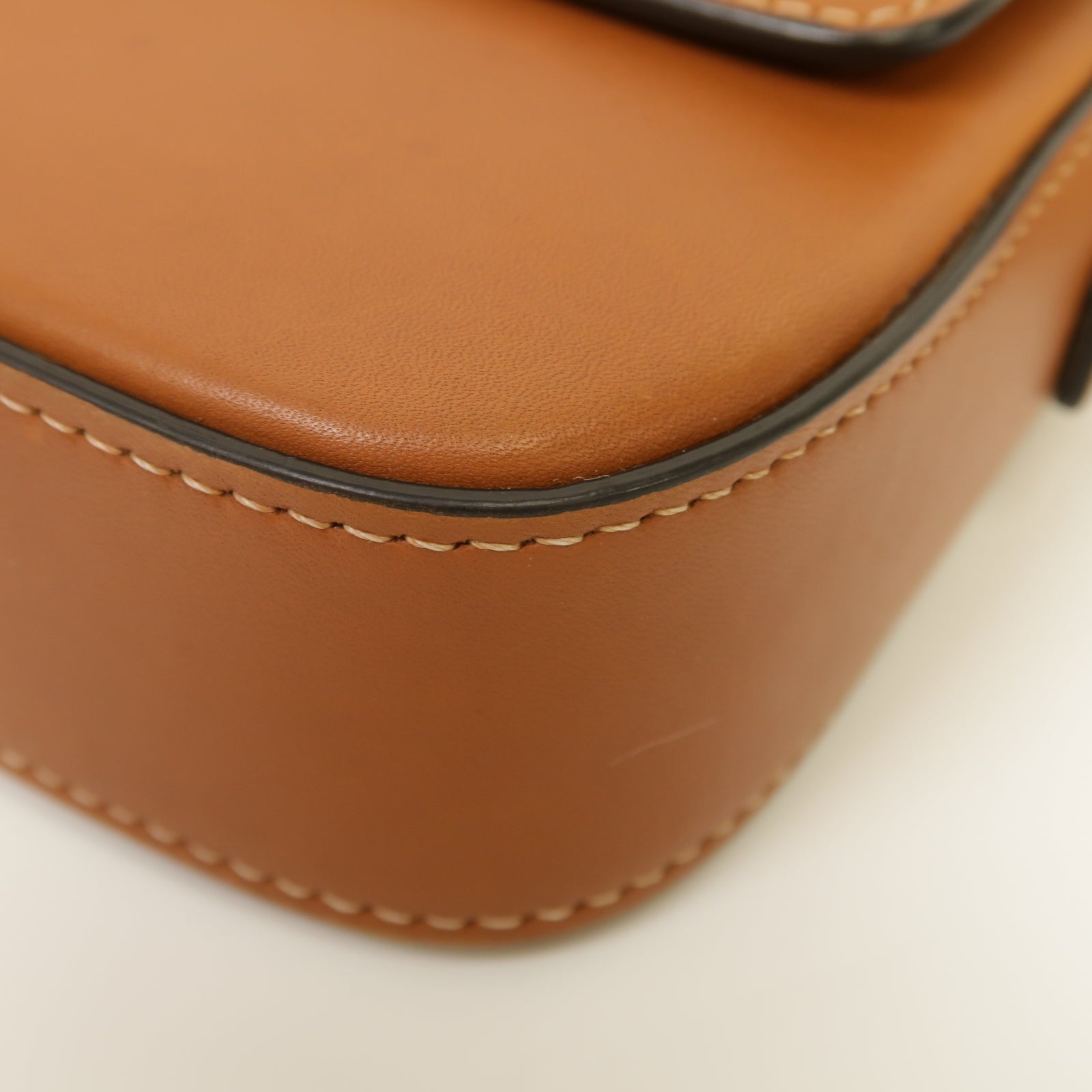 CELINE 牛皮皮革Claude金扣肩背袋棕色