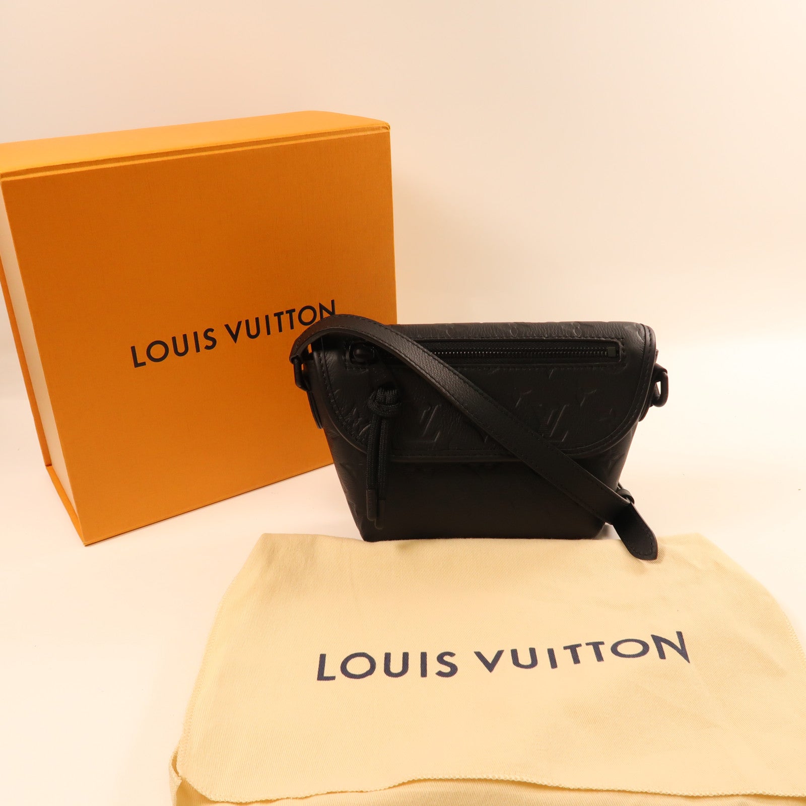 LOUIS VUITTON Monogram Shadow Pulse Wearable Wallet肩背袋黑色