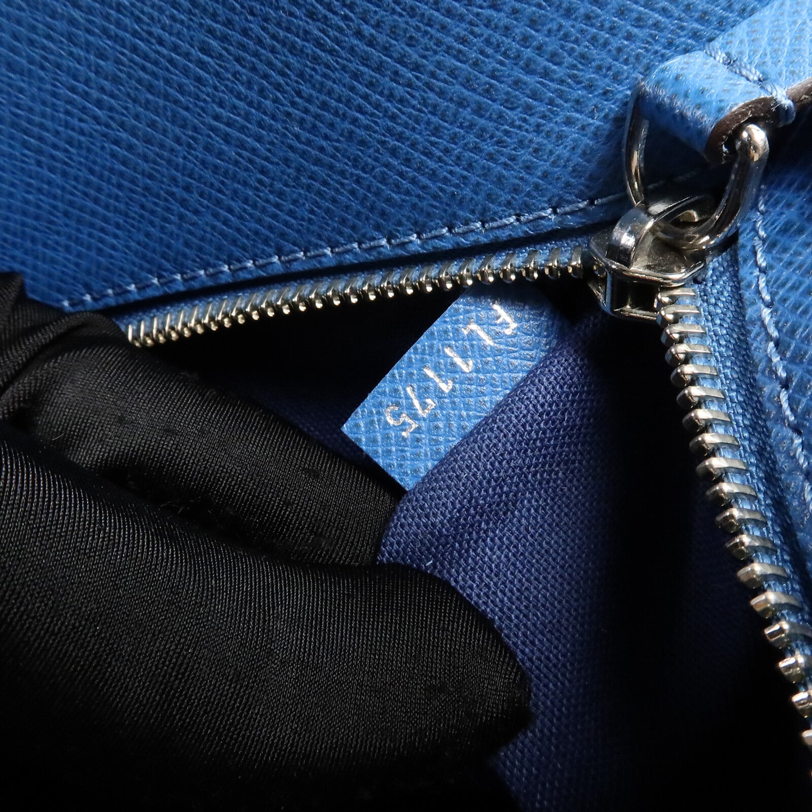LOUIS VUITTON Taiga Briefcase手挽肩背兩用袋