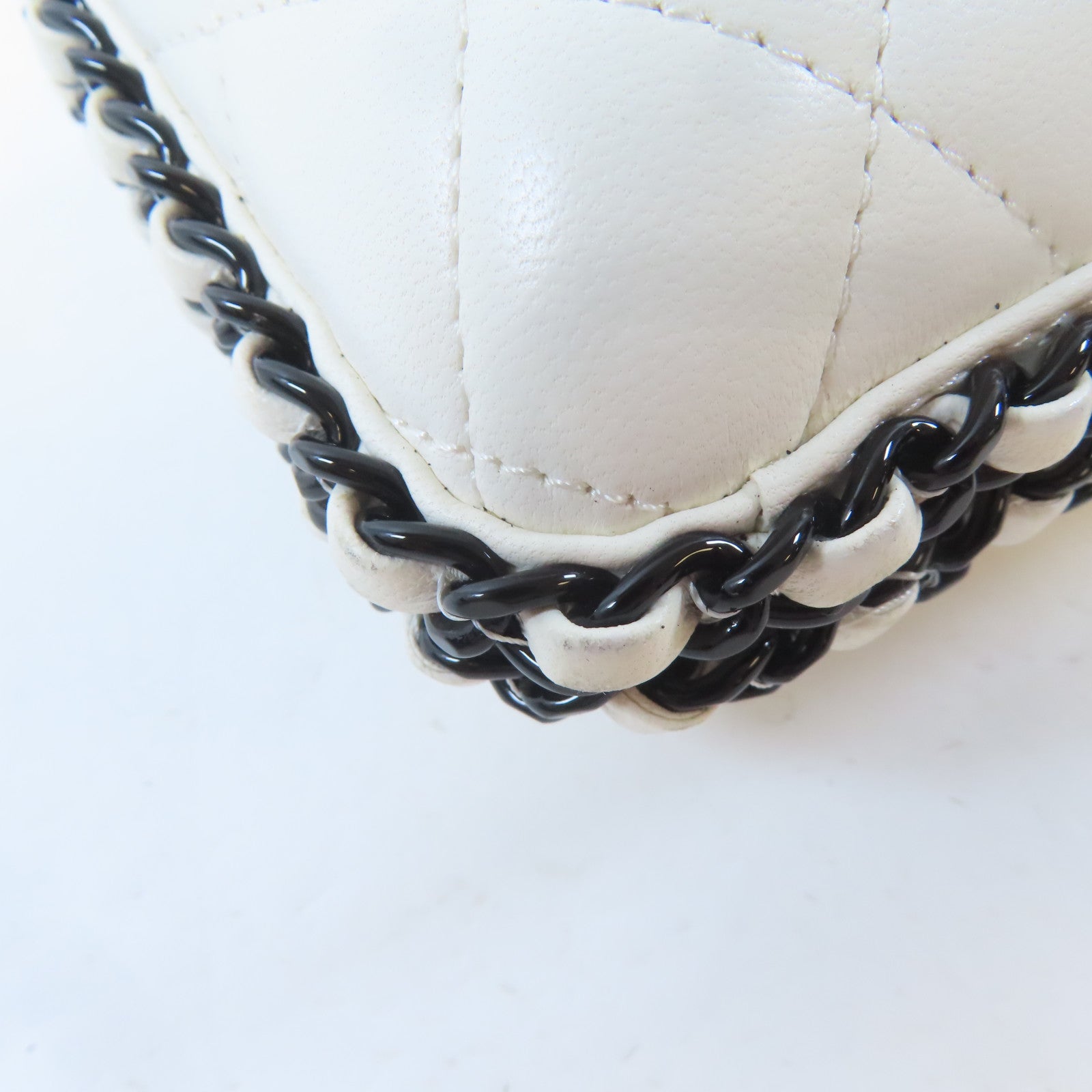 CHANEL 【激減優惠】菱格羊皮皮革Pouch Shoulder鏈帶肩背袋白色