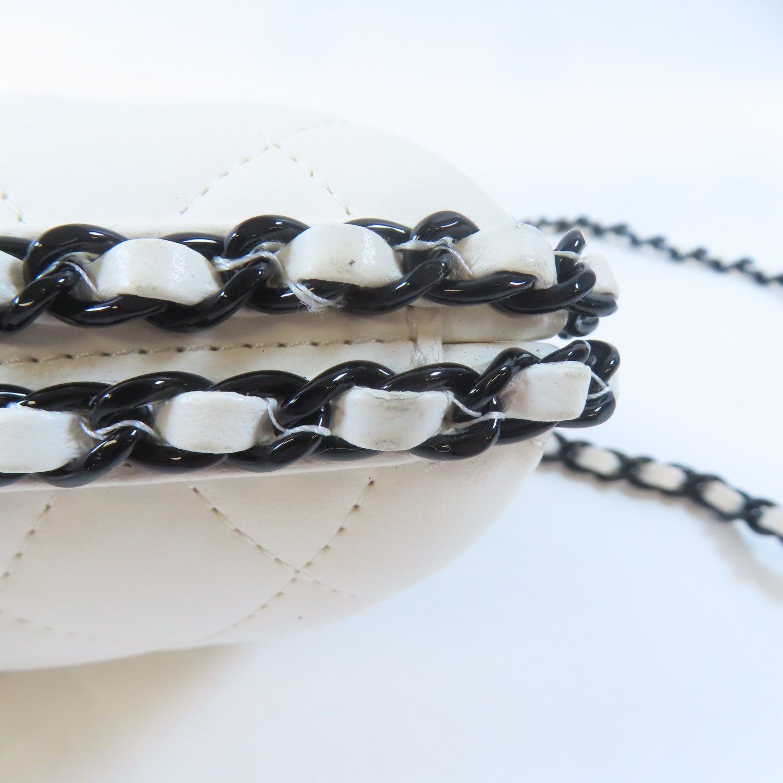 CHANEL 【激減優惠】菱格羊皮皮革Pouch Shoulder鏈帶肩背袋白色