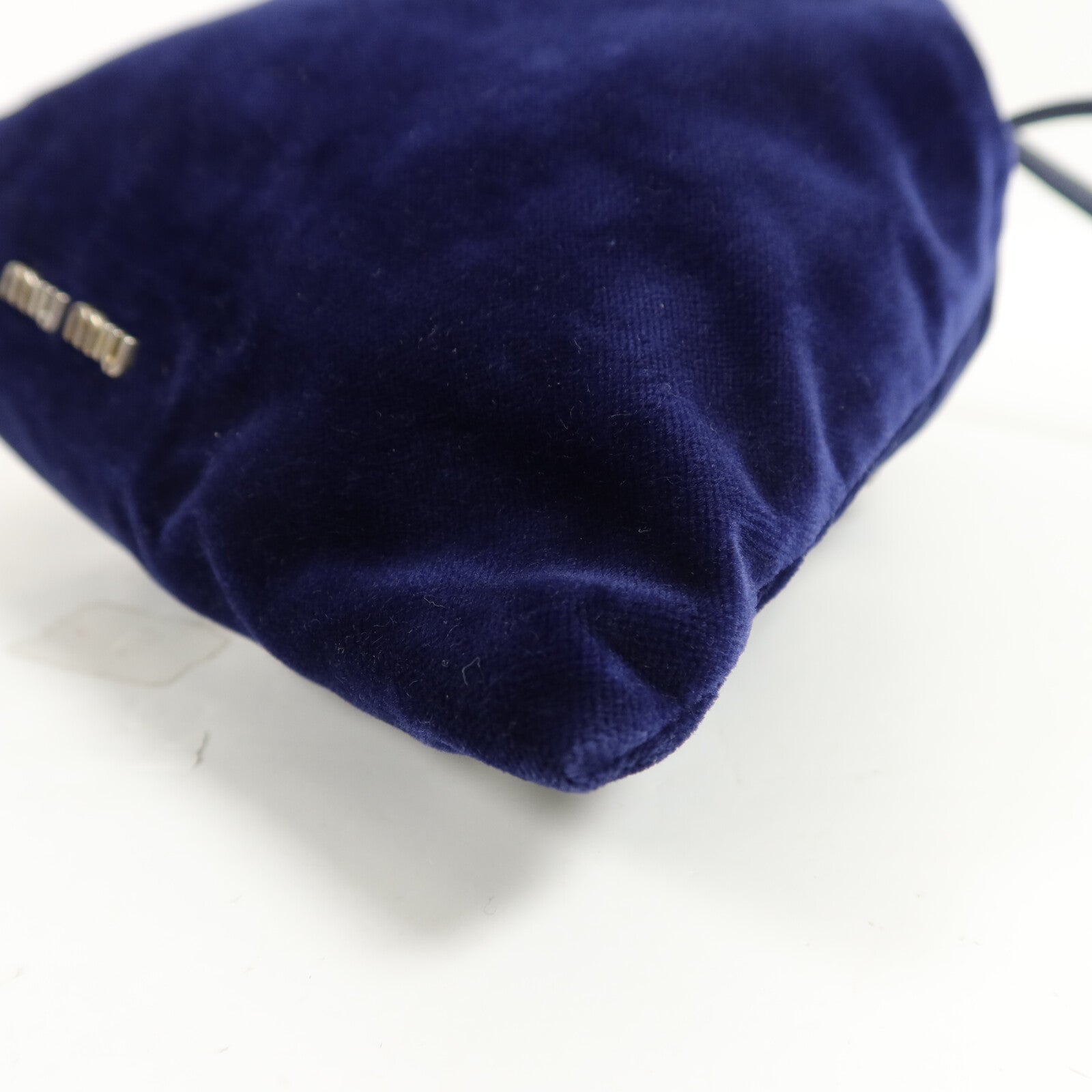 Miu Miu 天鵝絨Shoulder Bag鏈帶肩背袋