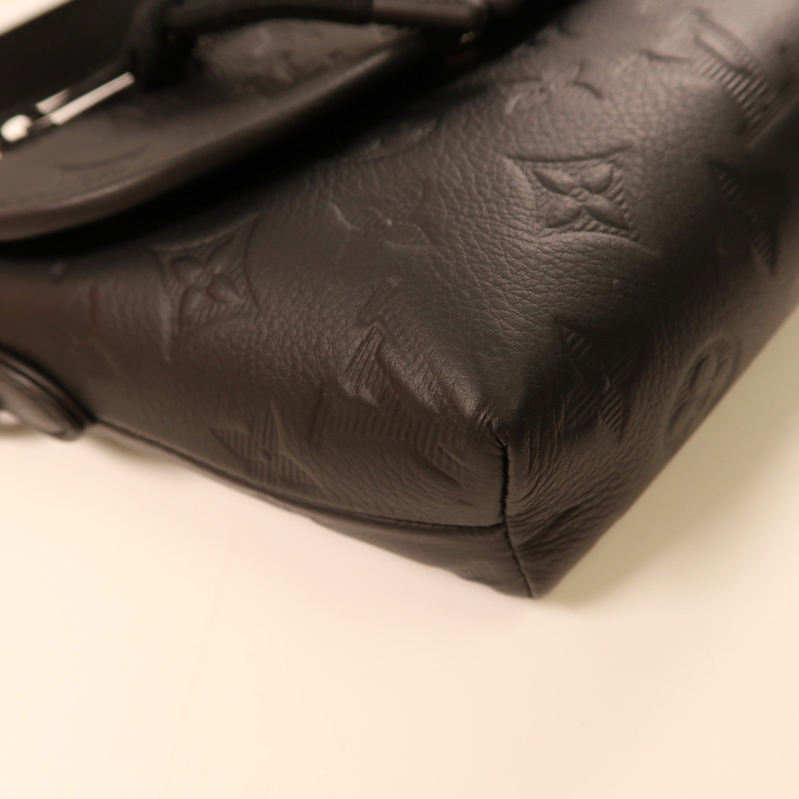 LOUIS VUITTON Monogram Shadow Pulse Wearable Wallet肩背袋黑色