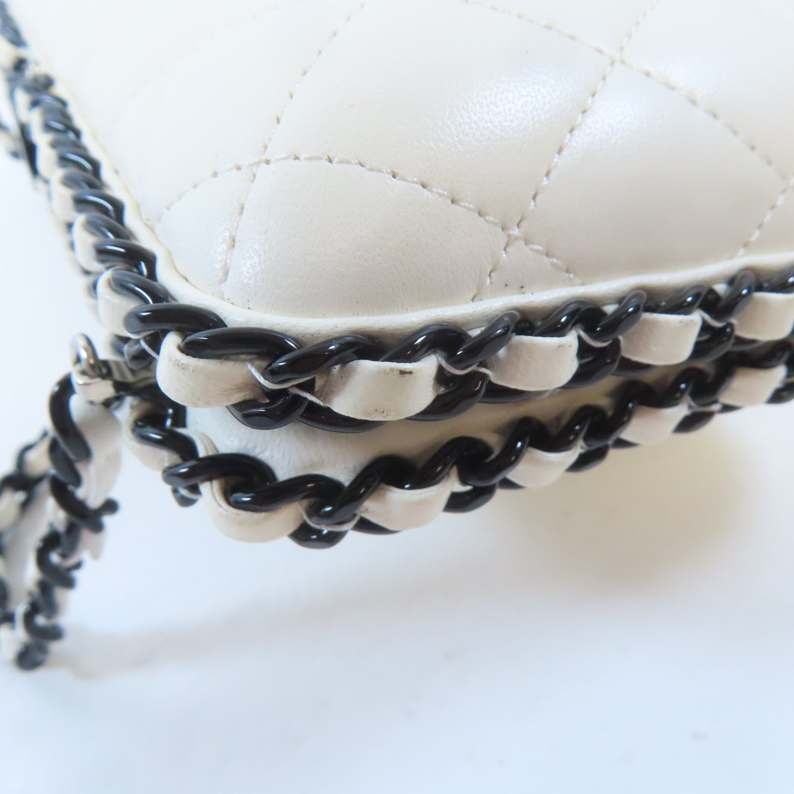 CHANEL 【激減優惠】菱格羊皮皮革Pouch Shoulder鏈帶肩背袋白色