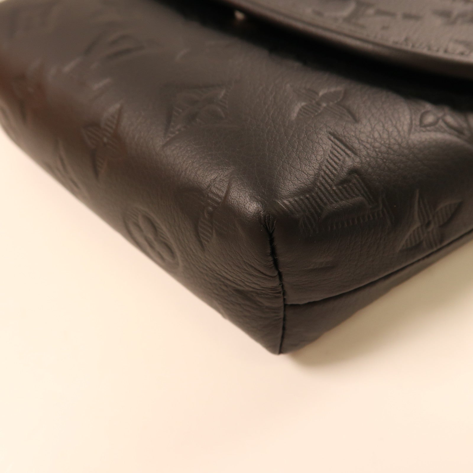 LOUIS VUITTON Monogram Shadow Pulse Wearable Wallet肩背袋黑色