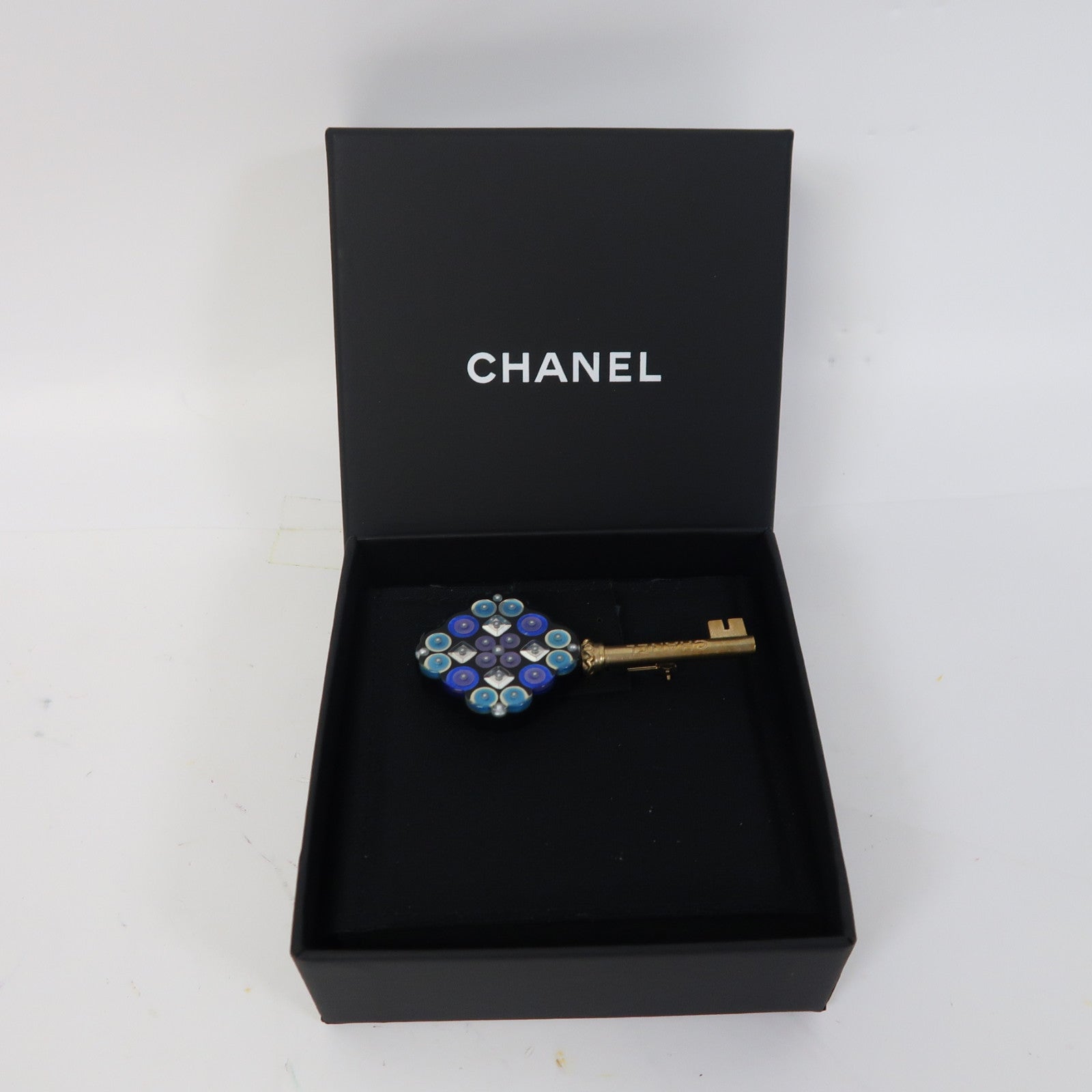 CHANEL 【激減優惠】金屬/PVC 胸針黑色/金色