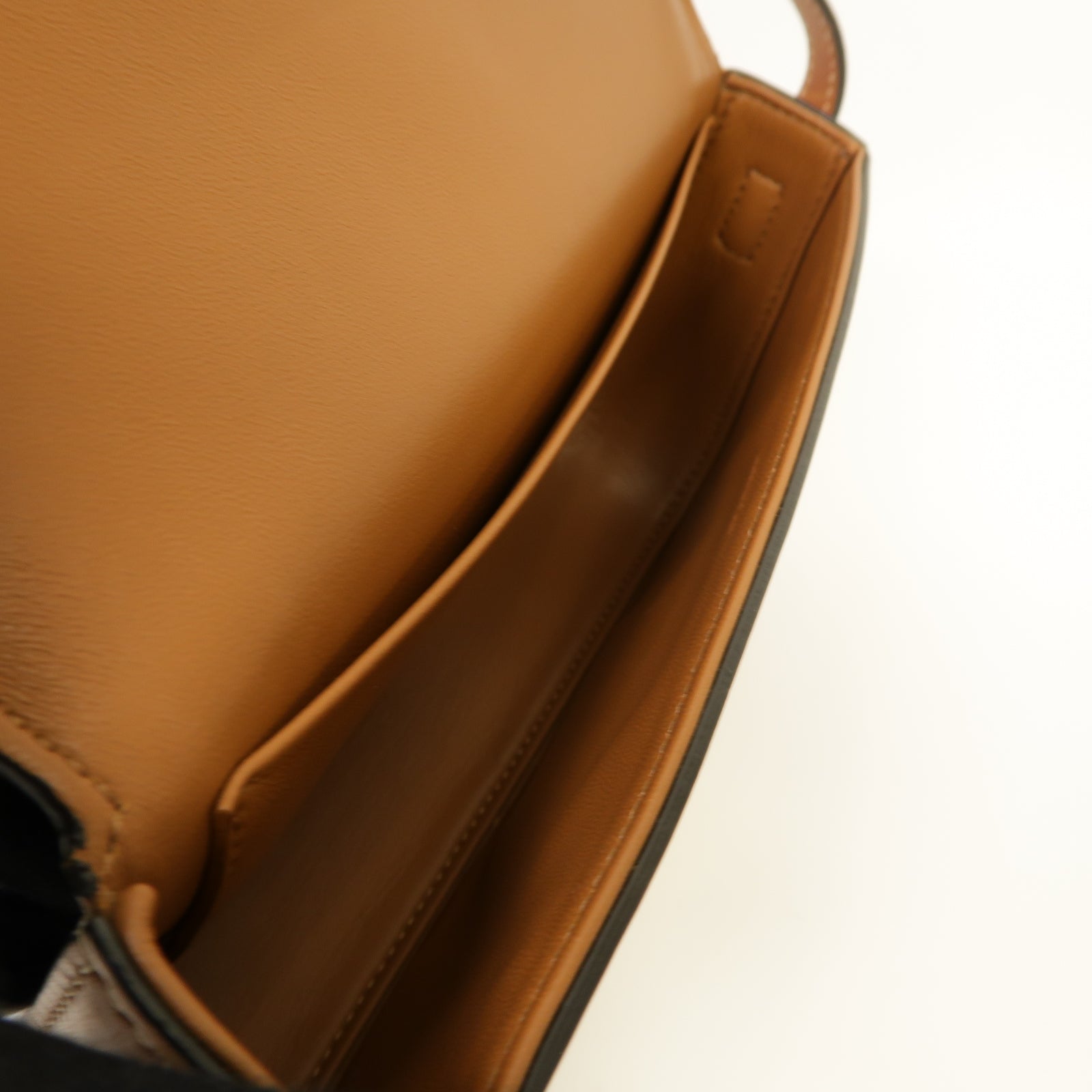CELINE 牛皮皮革Claude金扣肩背袋棕色