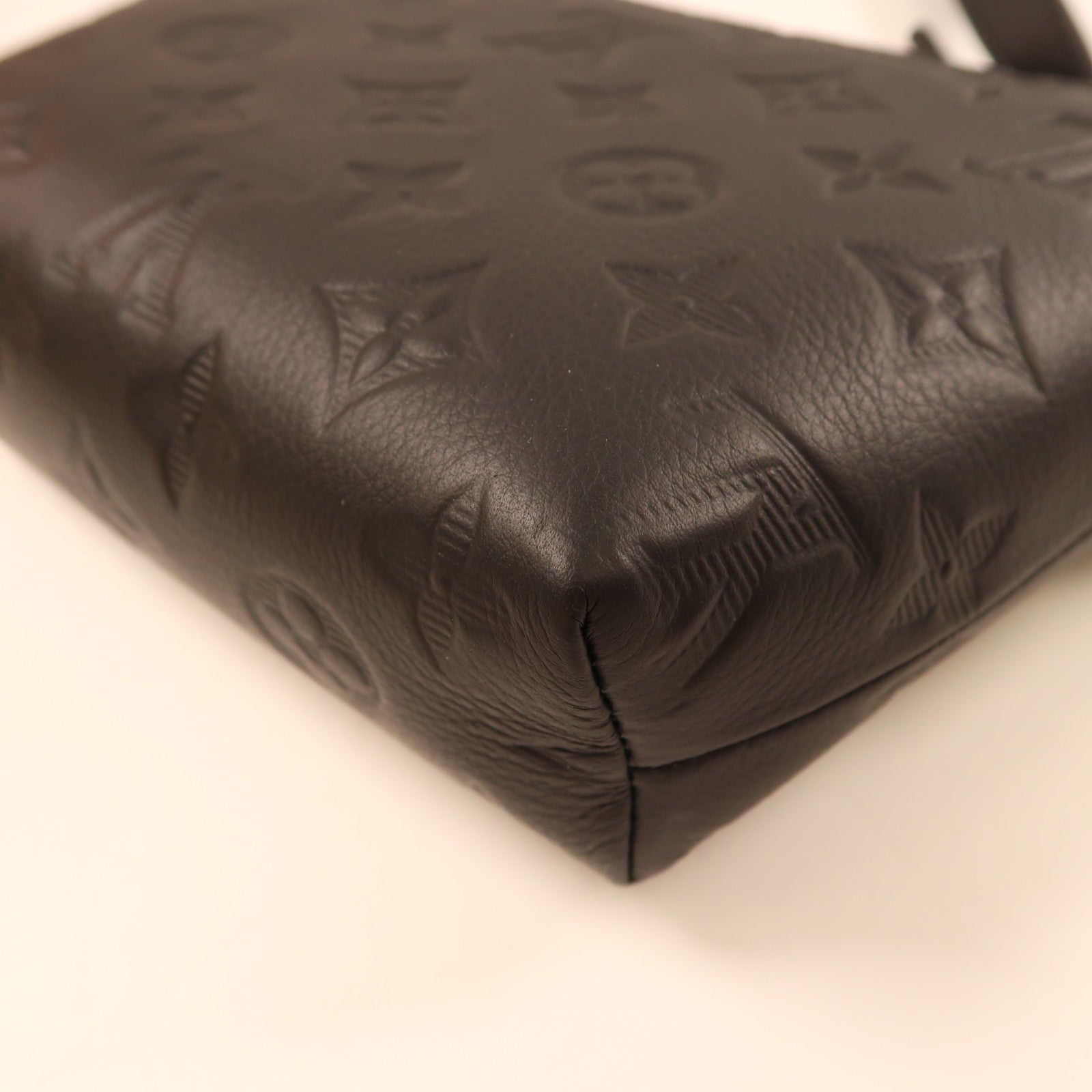 LOUIS VUITTON Monogram Shadow Pulse Wearable Wallet肩背袋黑色