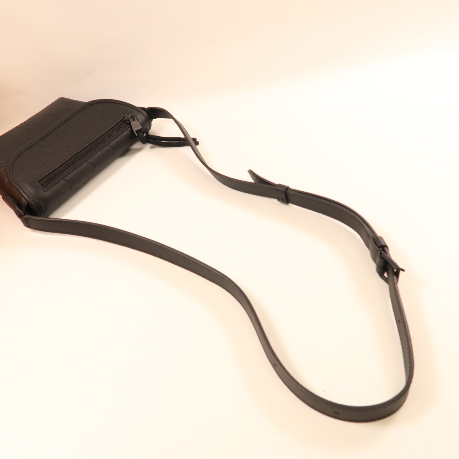 LOUIS VUITTON Monogram Shadow Pulse Wearable Wallet肩背袋黑色