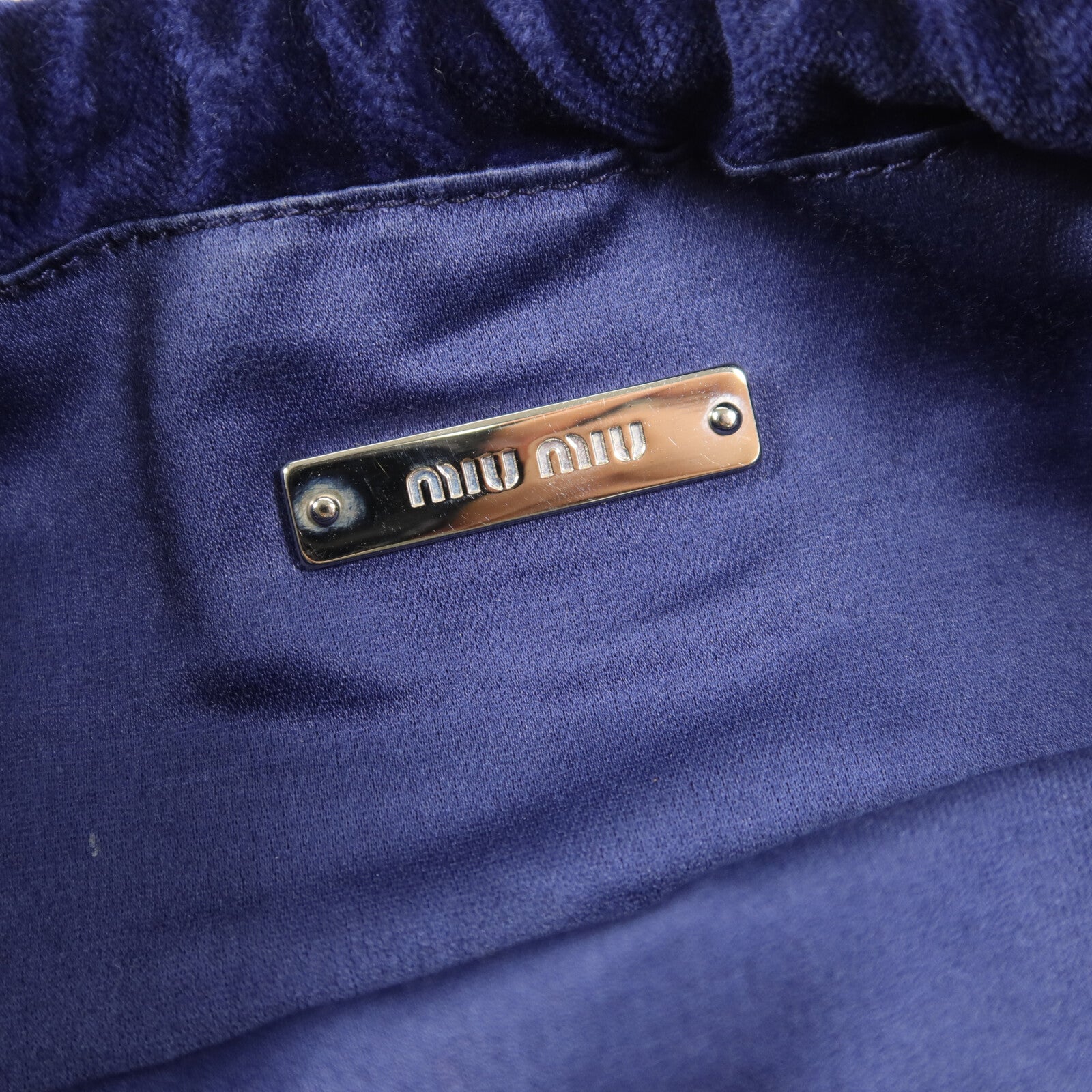 Miu Miu 天鵝絨Shoulder Bag鏈帶肩背袋