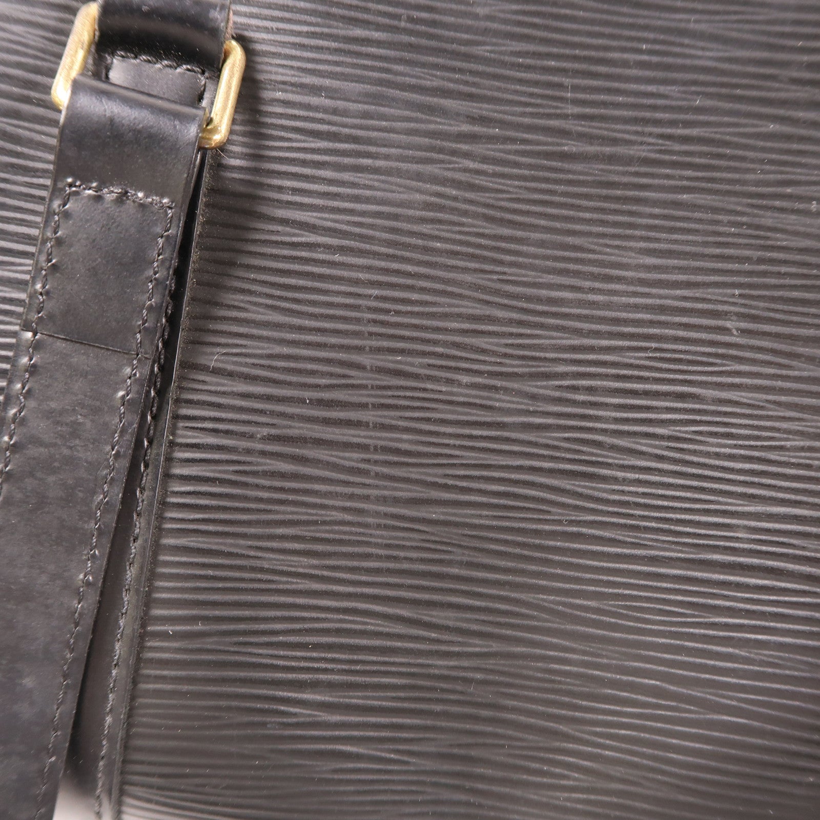 LOUIS VUITTON Epi Soufflot金扣肩背袋黑色
