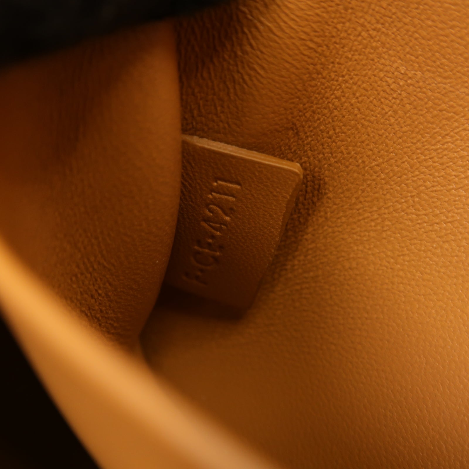 CELINE 牛皮皮革Claude金扣肩背袋棕色