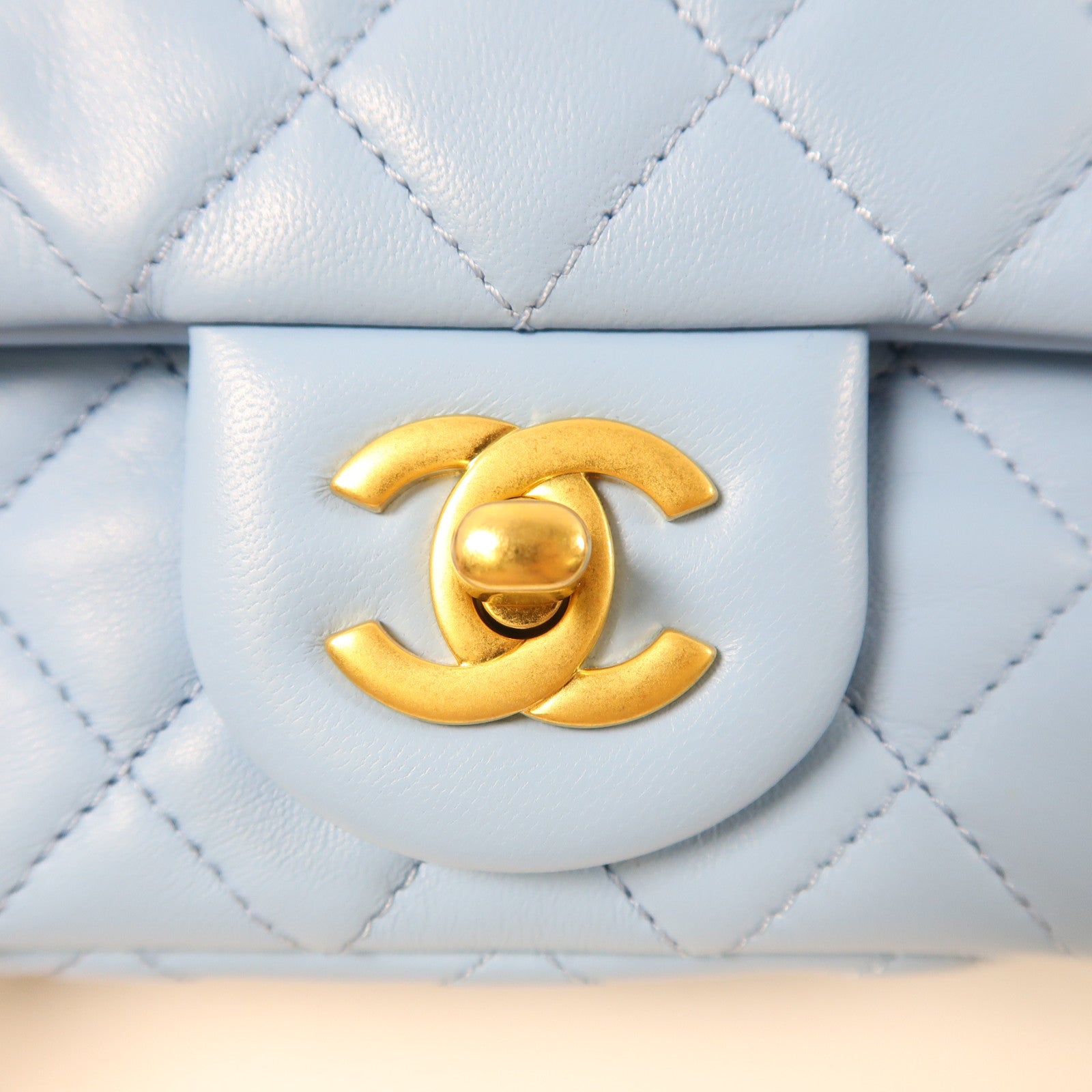 CHANEL 菱格羊皮皮革Chain Shoulder金扣鏈帶肩背袋淺藍色
