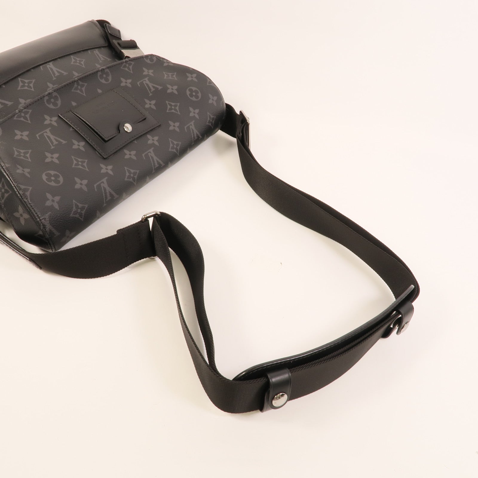 LOUIS VUITTON Monogram Eclipse Messenger PM Voyager銀扣肩背袋