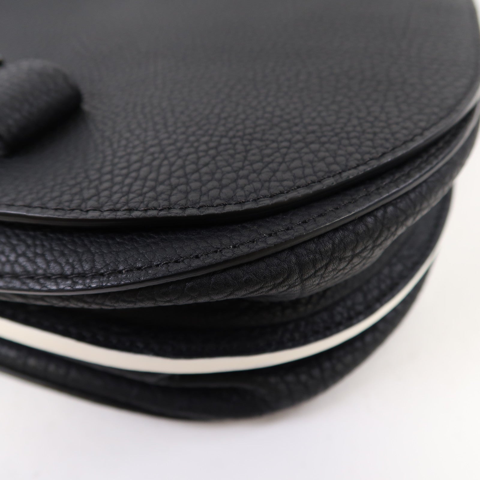 Delvaux 牛皮皮革Le Mutin MM銀扣肩背袋黑色