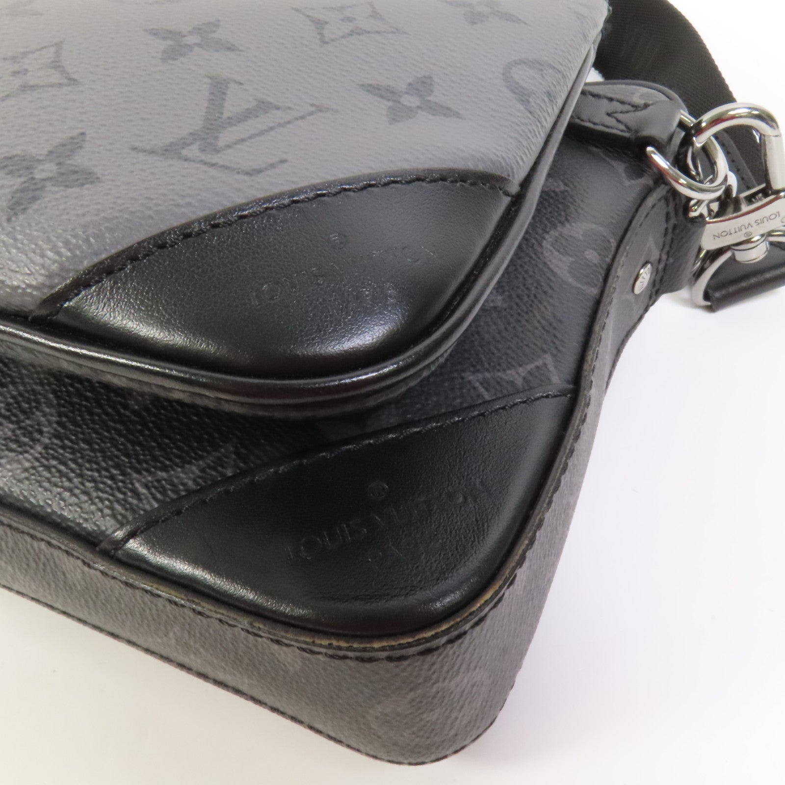 LOUIS VUITTON Monogram Eclipse Reverse Trio Messenger銀扣肩背袋灰色