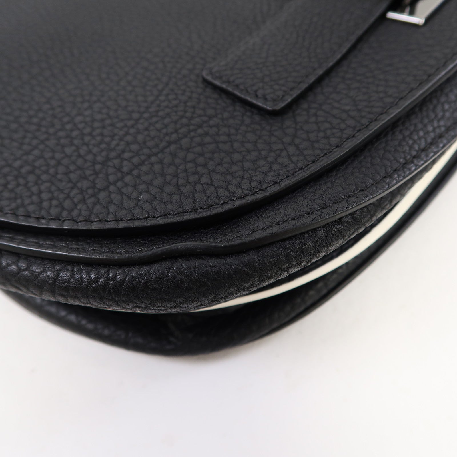 Delvaux 牛皮皮革Le Mutin MM銀扣肩背袋黑色