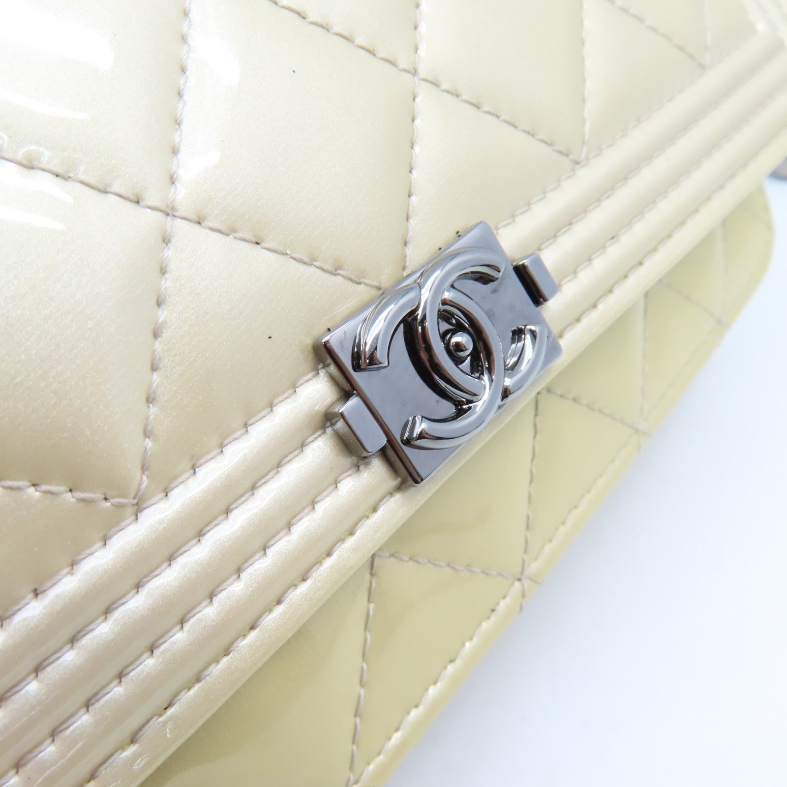 CHANEL 【激減優惠】菱格漆皮皮革WOC Wallet On Chain Shoulder Bag銀扣鏈帶肩背袋杏色