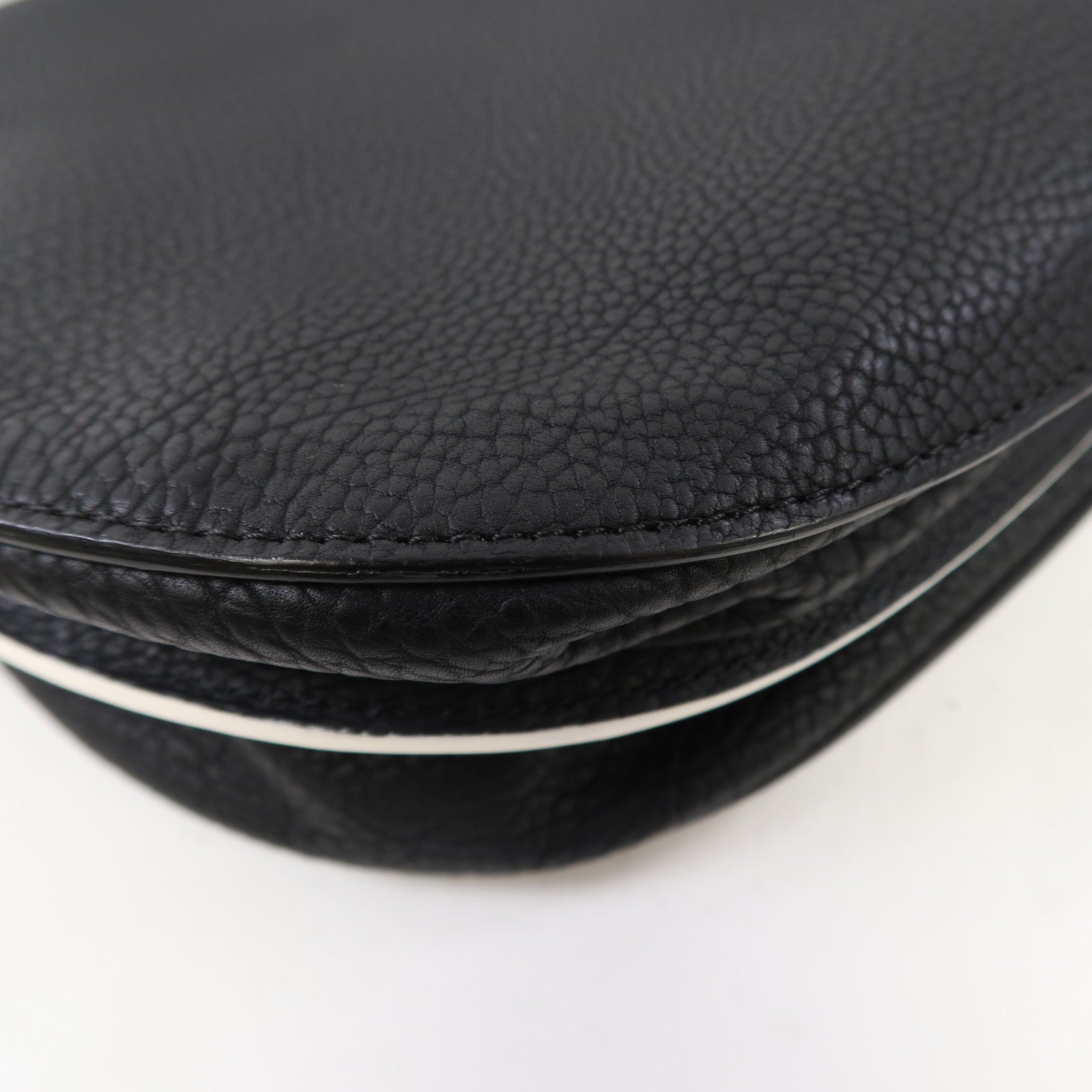 Delvaux 牛皮皮革Le Mutin MM銀扣肩背袋黑色