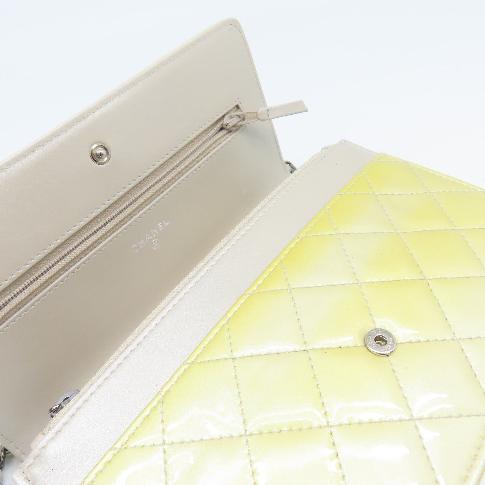 CHANEL 【激減優惠】菱格漆皮皮革WOC Wallet On Chain Shoulder Bag銀扣鏈帶肩背袋杏色