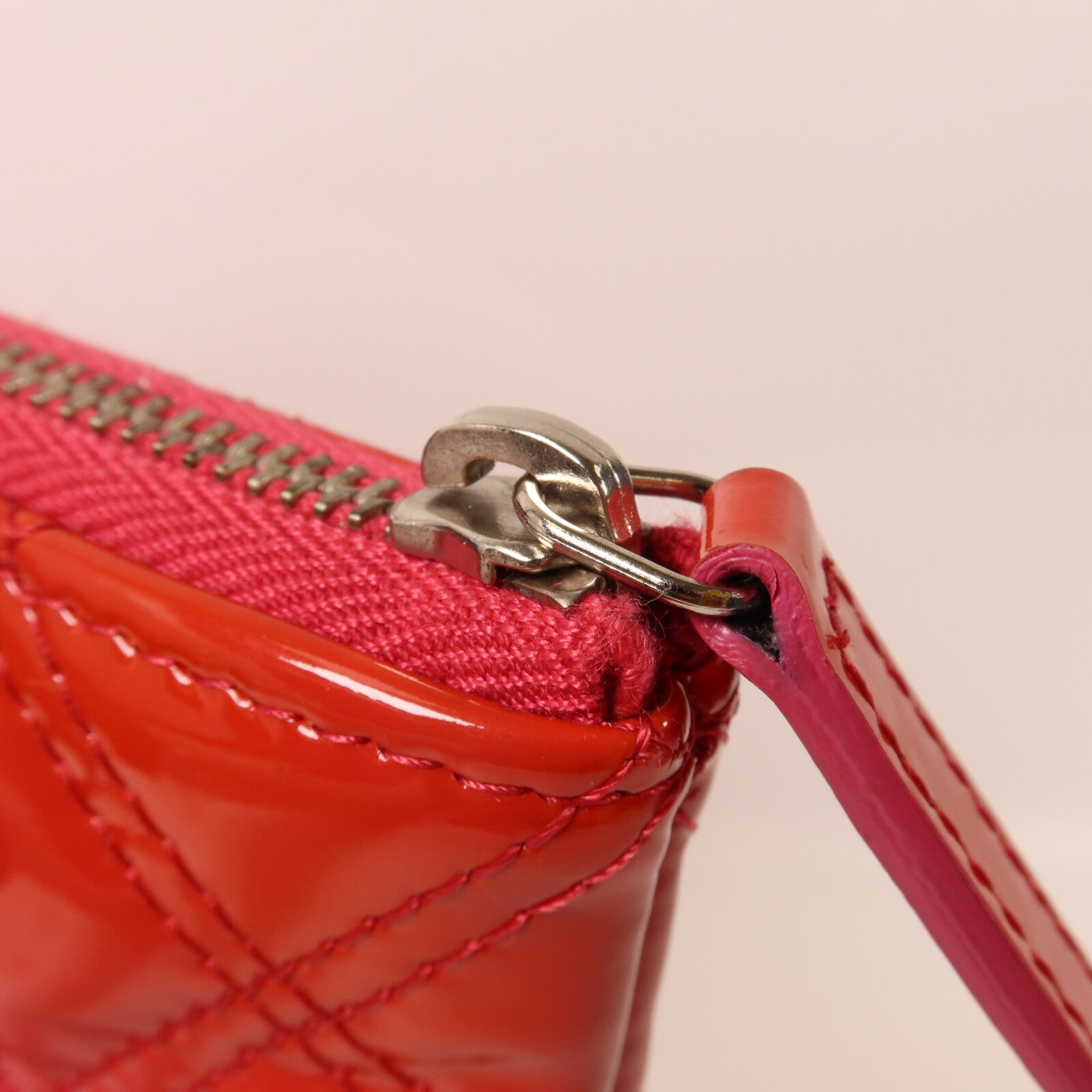 CHANEL 漆皮皮革Matelasse O-Case Clutch手拿包