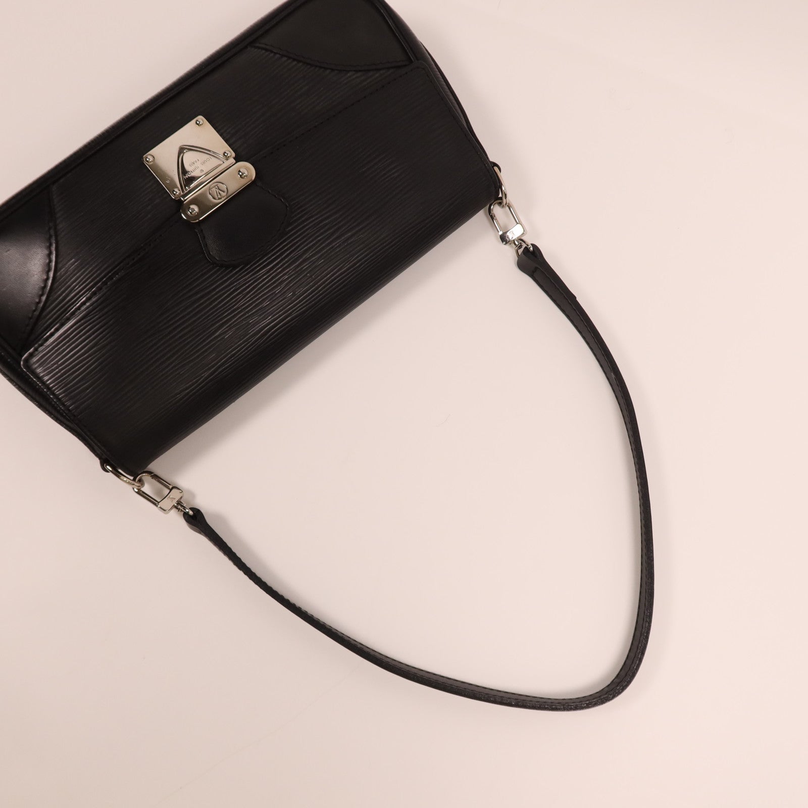 LOUIS VUITTON Epi Segur Pochette銀扣肩背袋