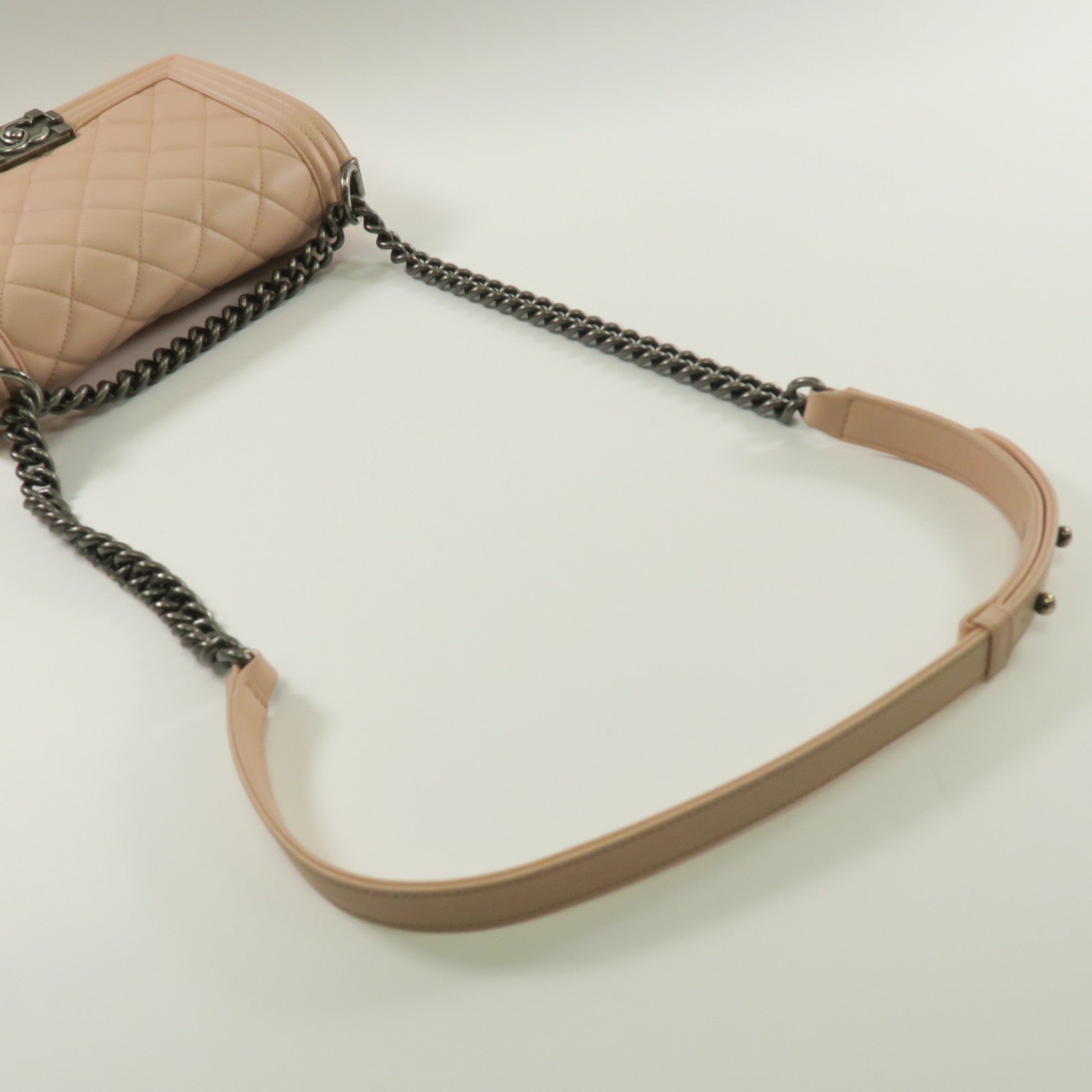 CHANEL 菱格羊皮皮革Boy 25銀扣鏈帶肩背袋粉紅色