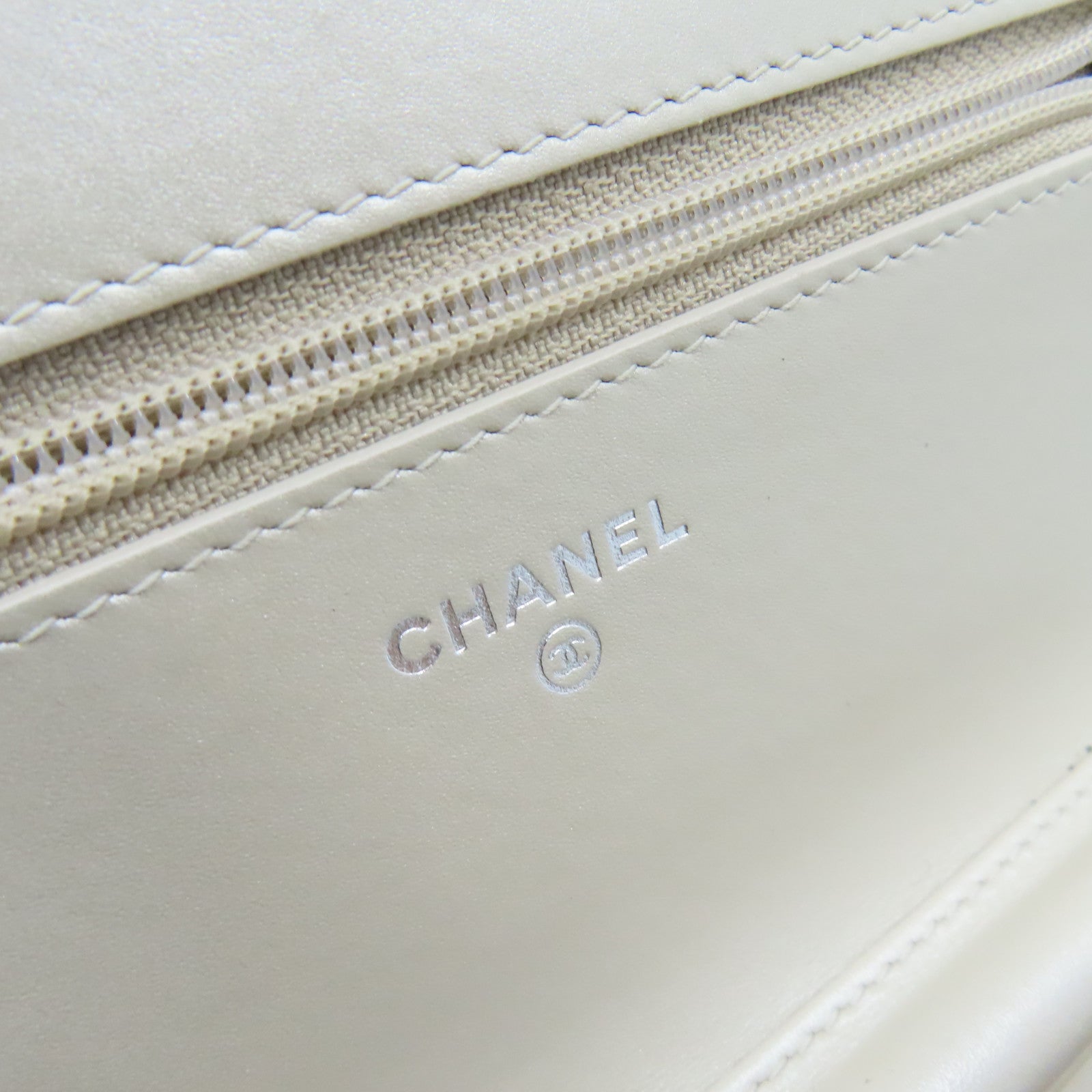 CHANEL 【激減優惠】菱格漆皮皮革WOC Wallet On Chain Shoulder Bag銀扣鏈帶肩背袋杏色