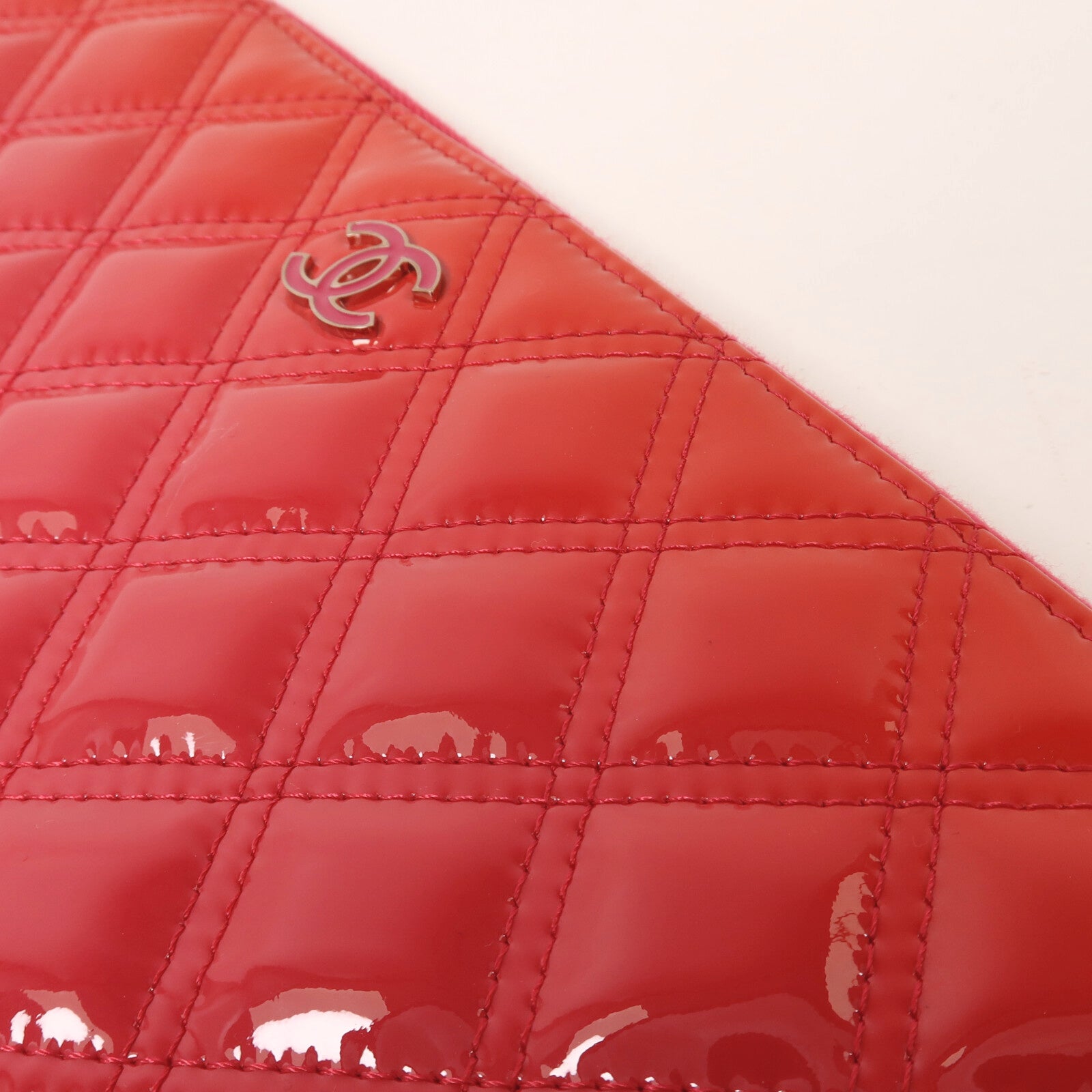 CHANEL 漆皮皮革Matelasse O-Case Clutch手拿包