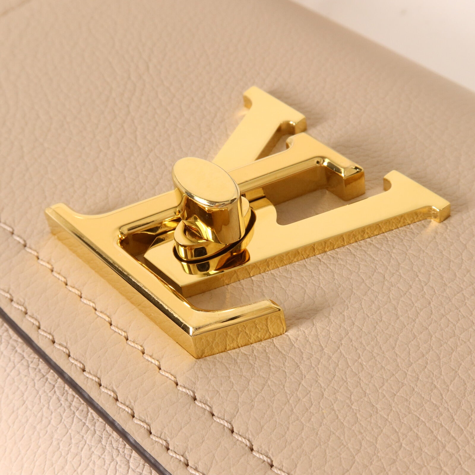 LOUIS VUITTON 牛皮皮革Lockme Tender鏈帶手挽肩背兩用袋
