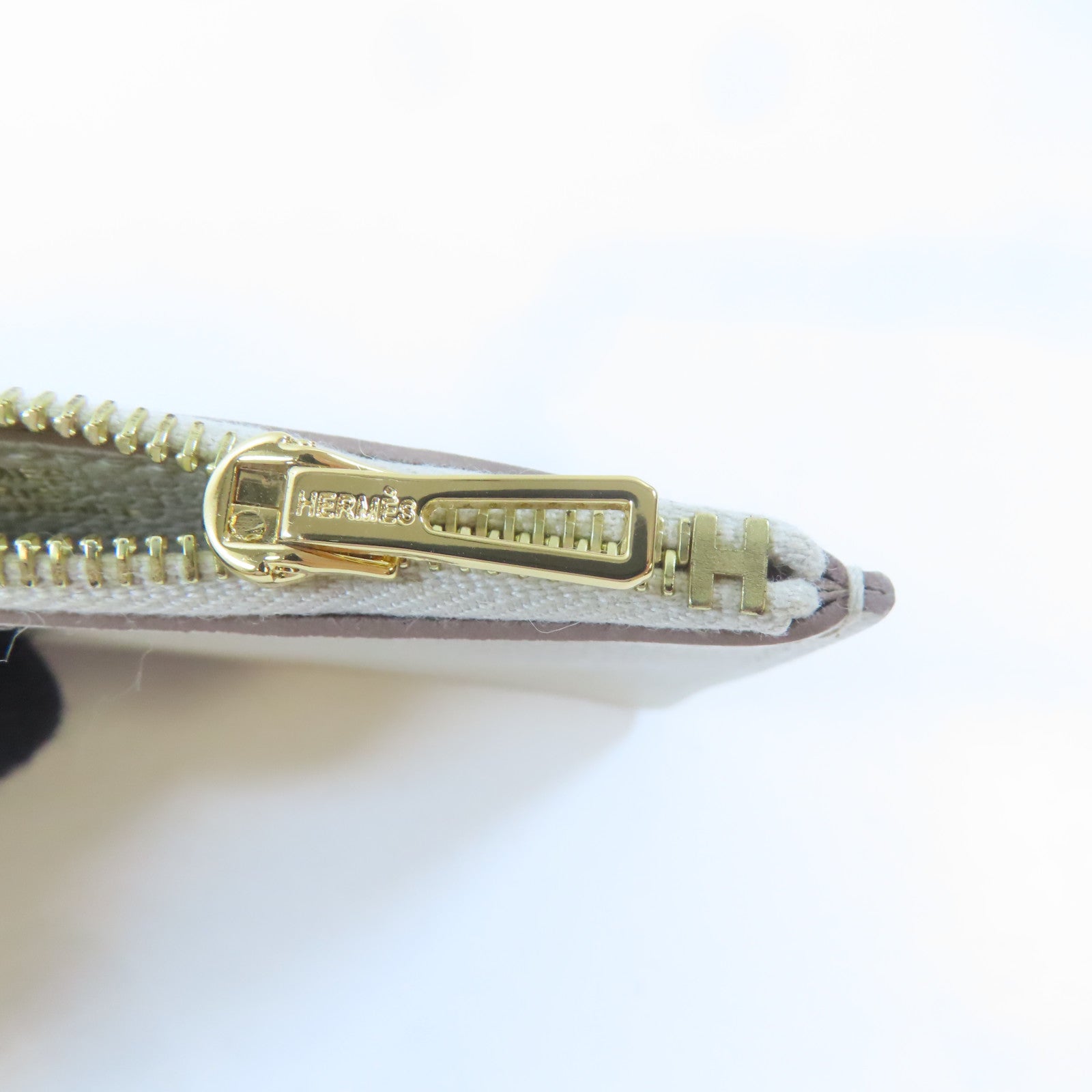 HERMES Chevre皮革Roulis Slim金扣錢包Nata白色