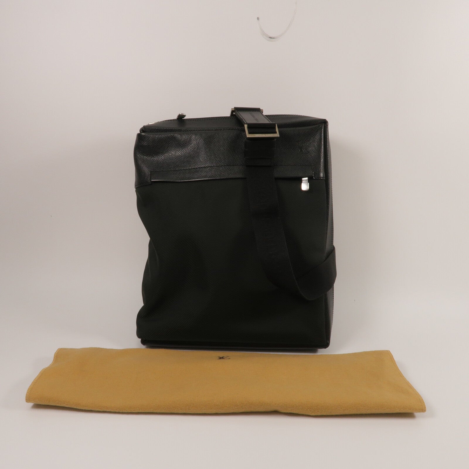 LOUIS VUITTON Taiga Sayan Messenger Bag肩背袋