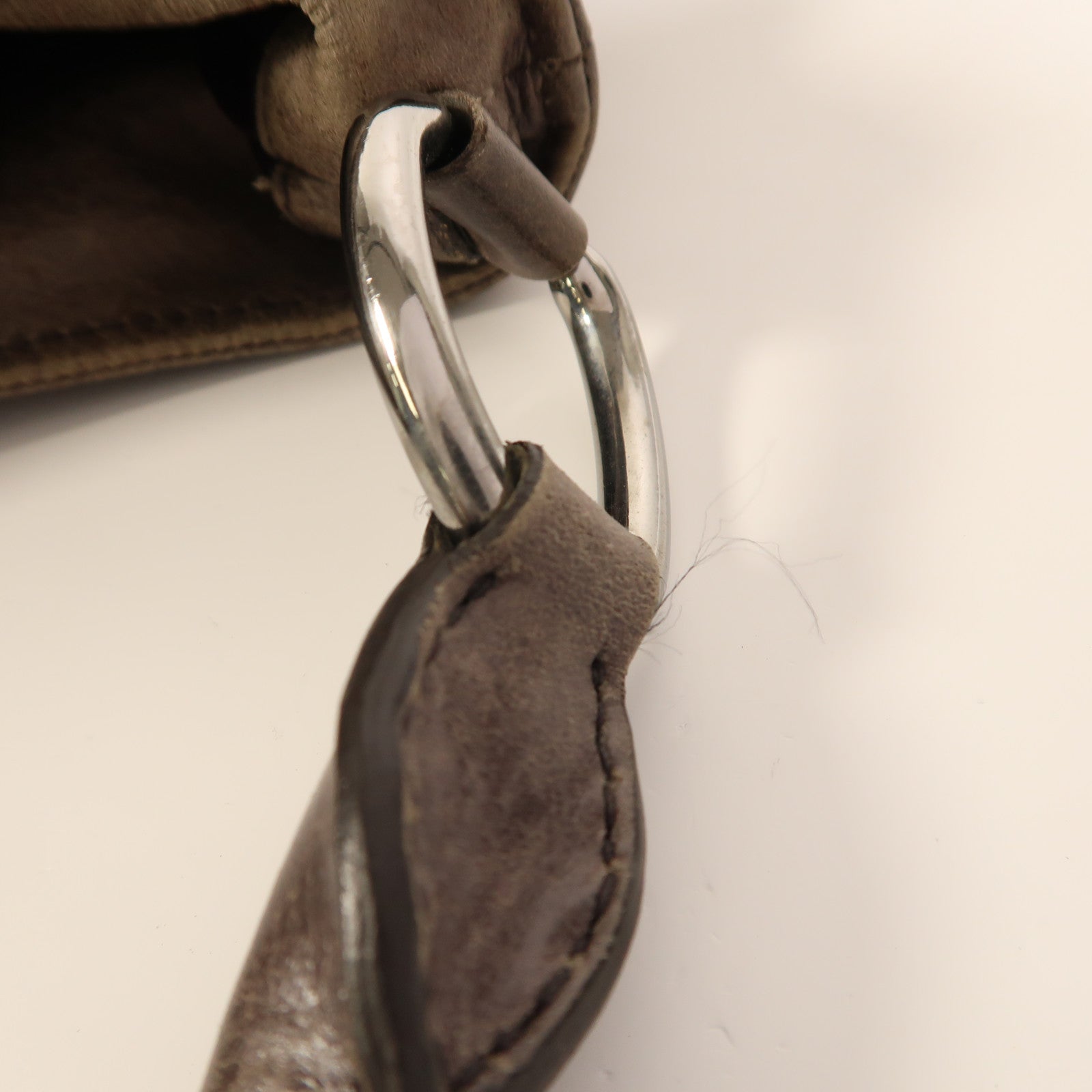 Miu Miu 牛皮皮革Shoulder Bag銀扣肩背袋