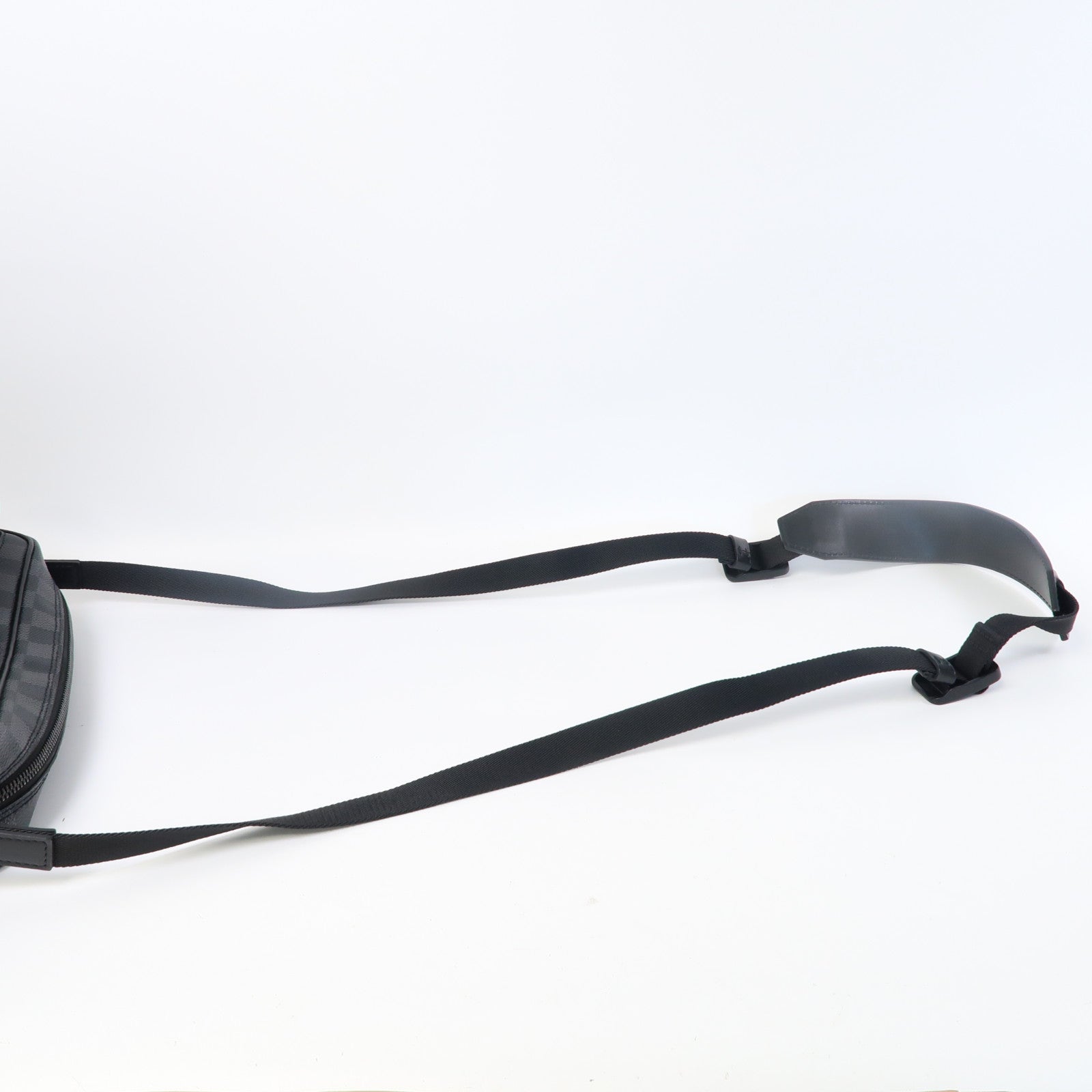 LOUIS VUITTON Damier Graphite Utility Messenger肩背袋黑色