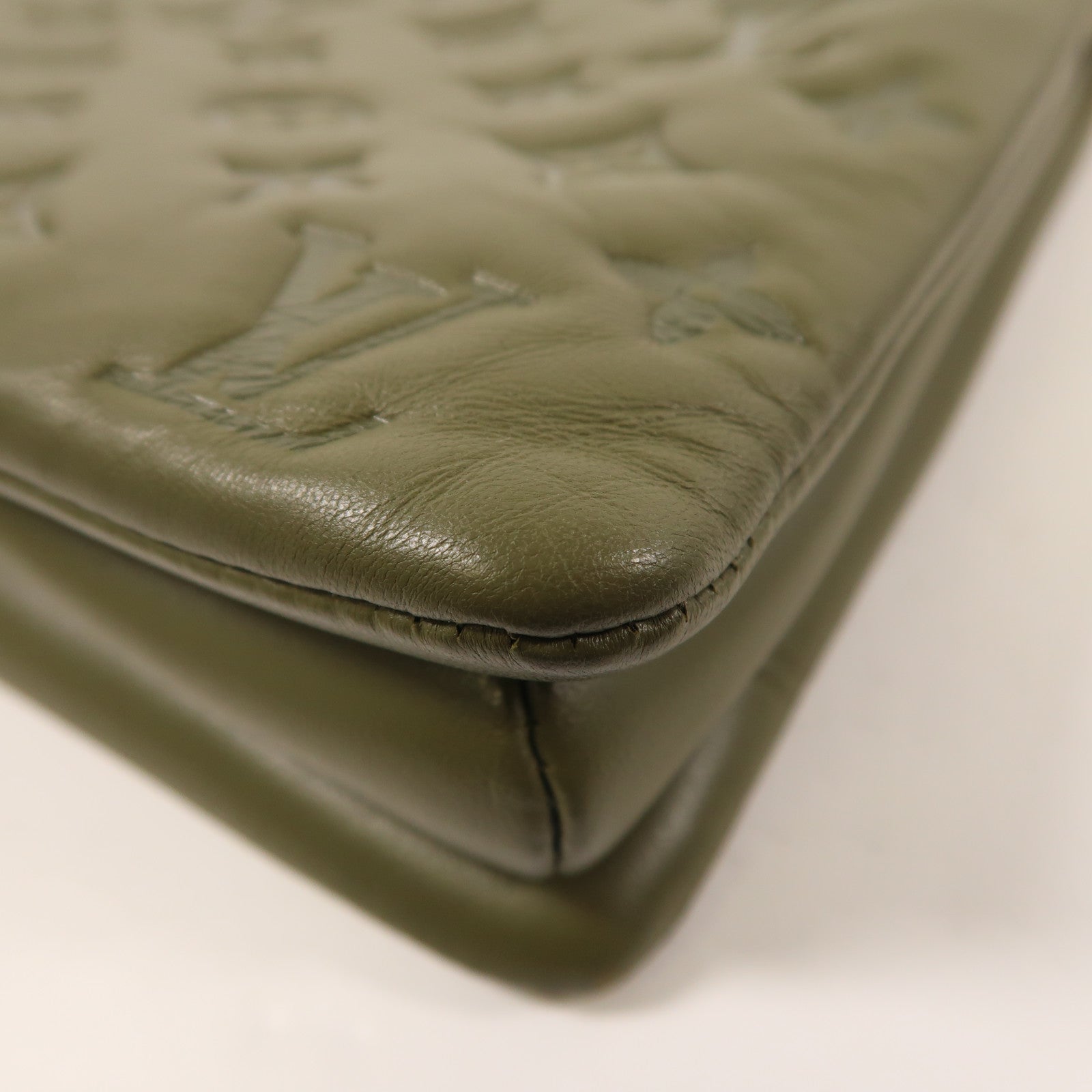 LOUIS VUITTON Monogram Embossed Coussin MM金扣肩背袋