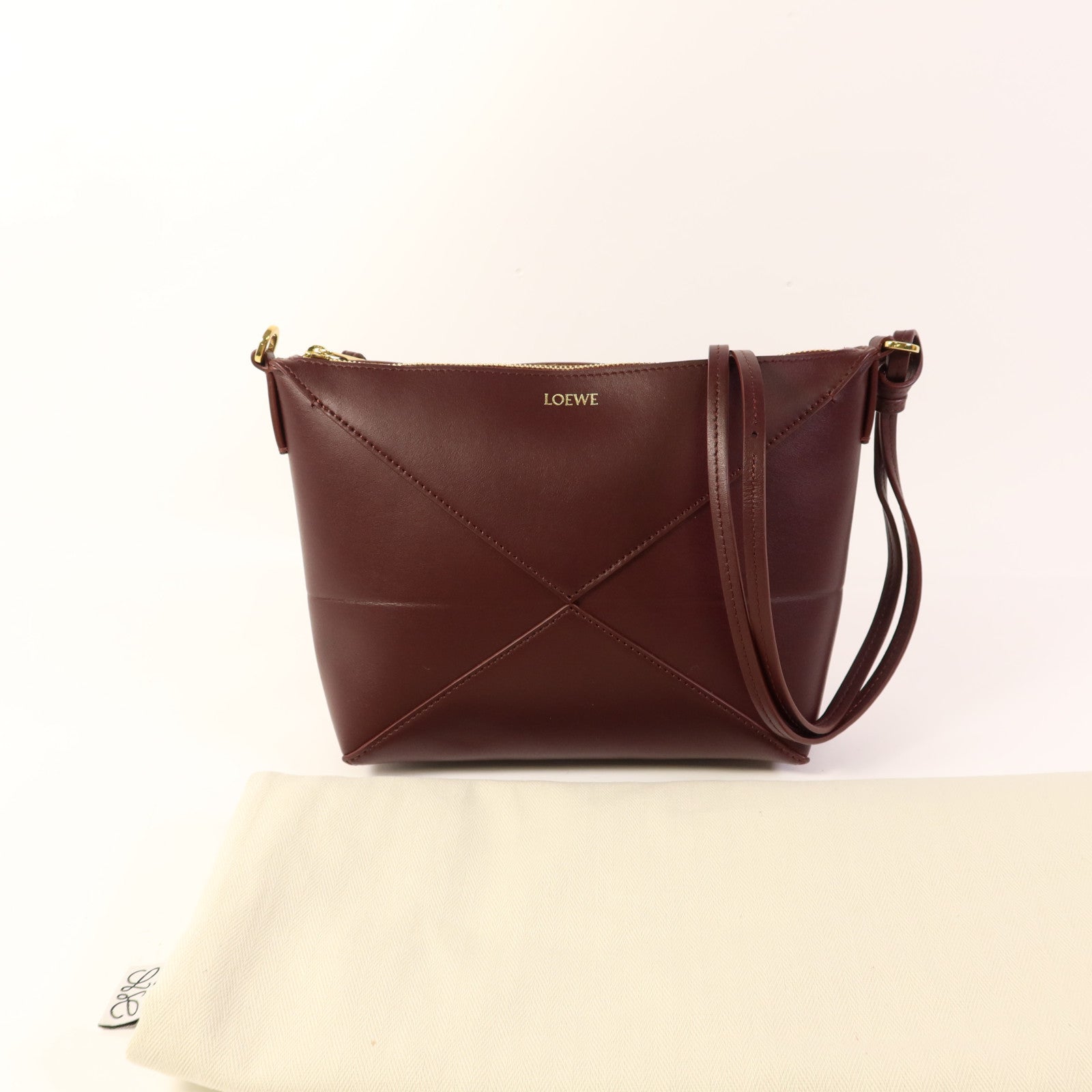 LOEWE 牛皮皮革Puzzle Fold Pouch金扣肩背袋