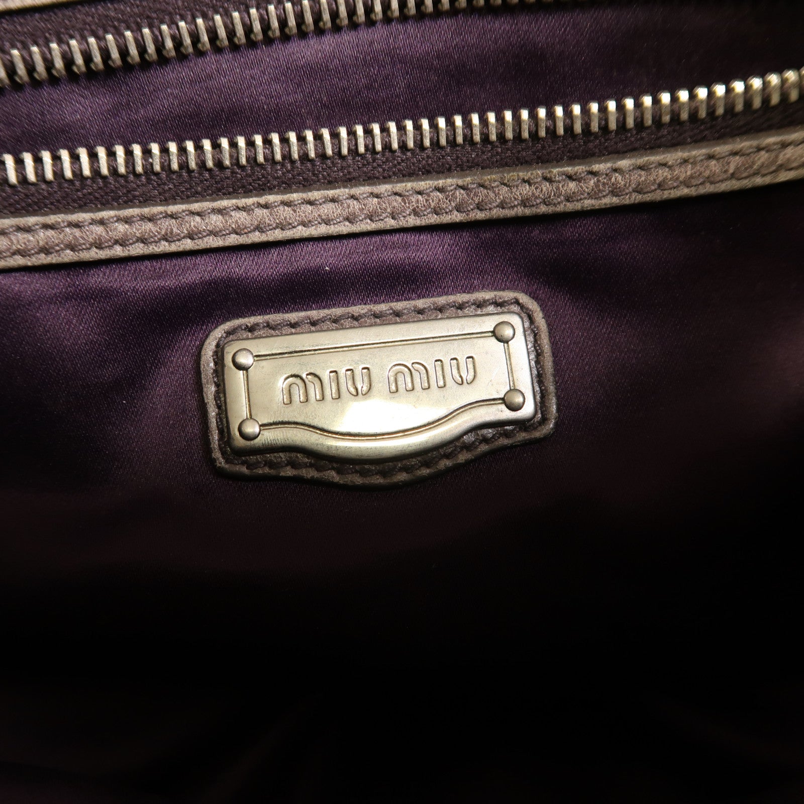 Miu Miu 牛皮皮革Shoulder Bag銀扣肩背袋