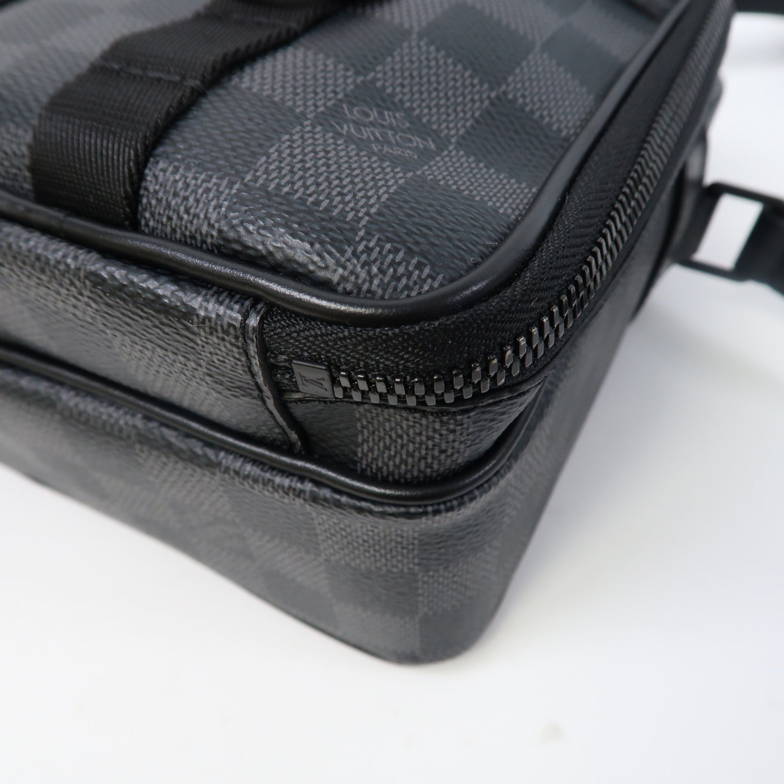 LOUIS VUITTON Damier Graphite Utility Messenger肩背袋黑色
