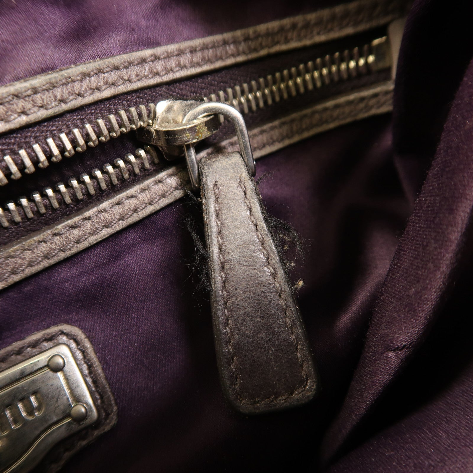 Miu Miu 牛皮皮革Shoulder Bag銀扣肩背袋